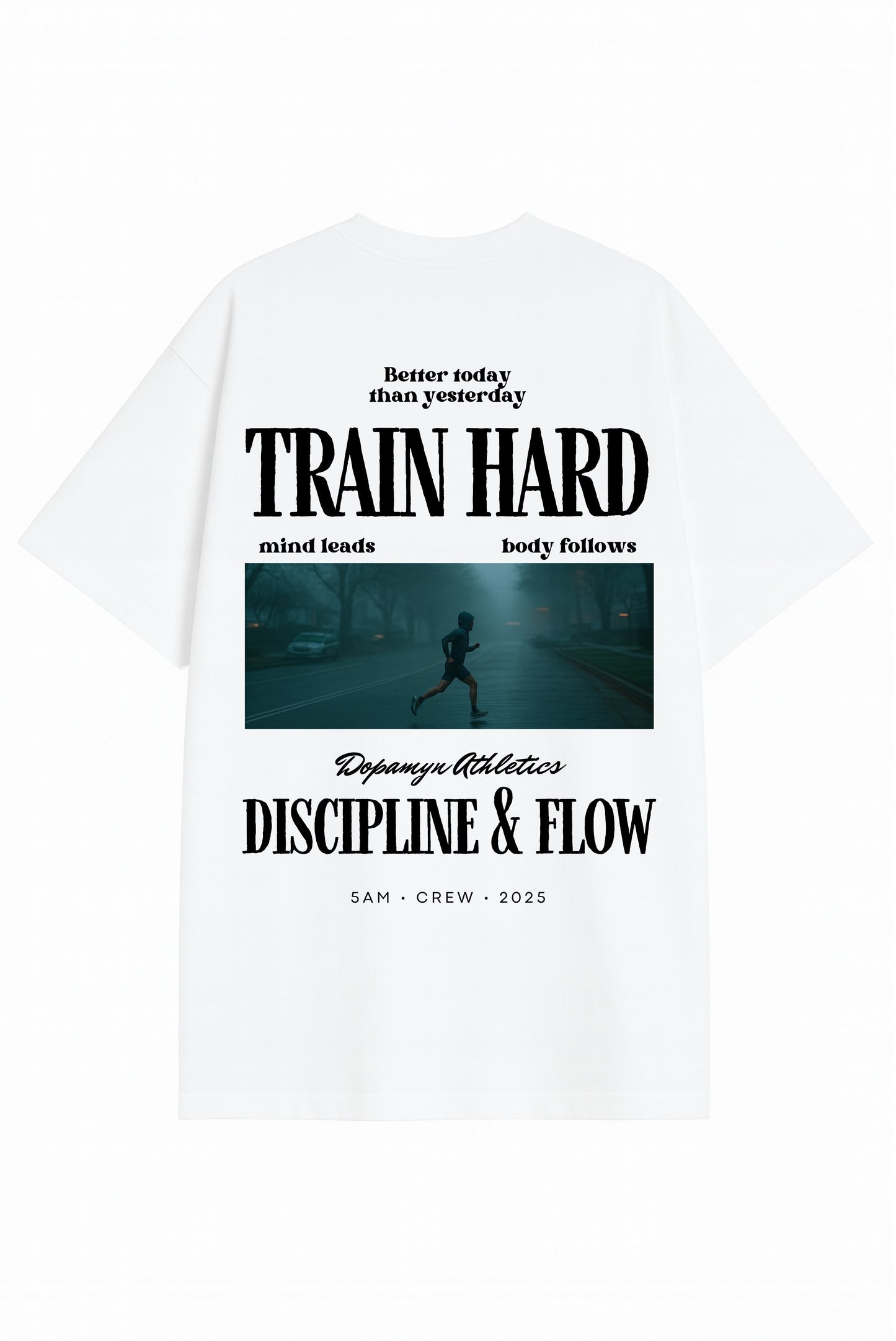 Playera blanca de corte oversize unisex con estampado deportivo motivacional Train Hard de DOPAMYN Athletics