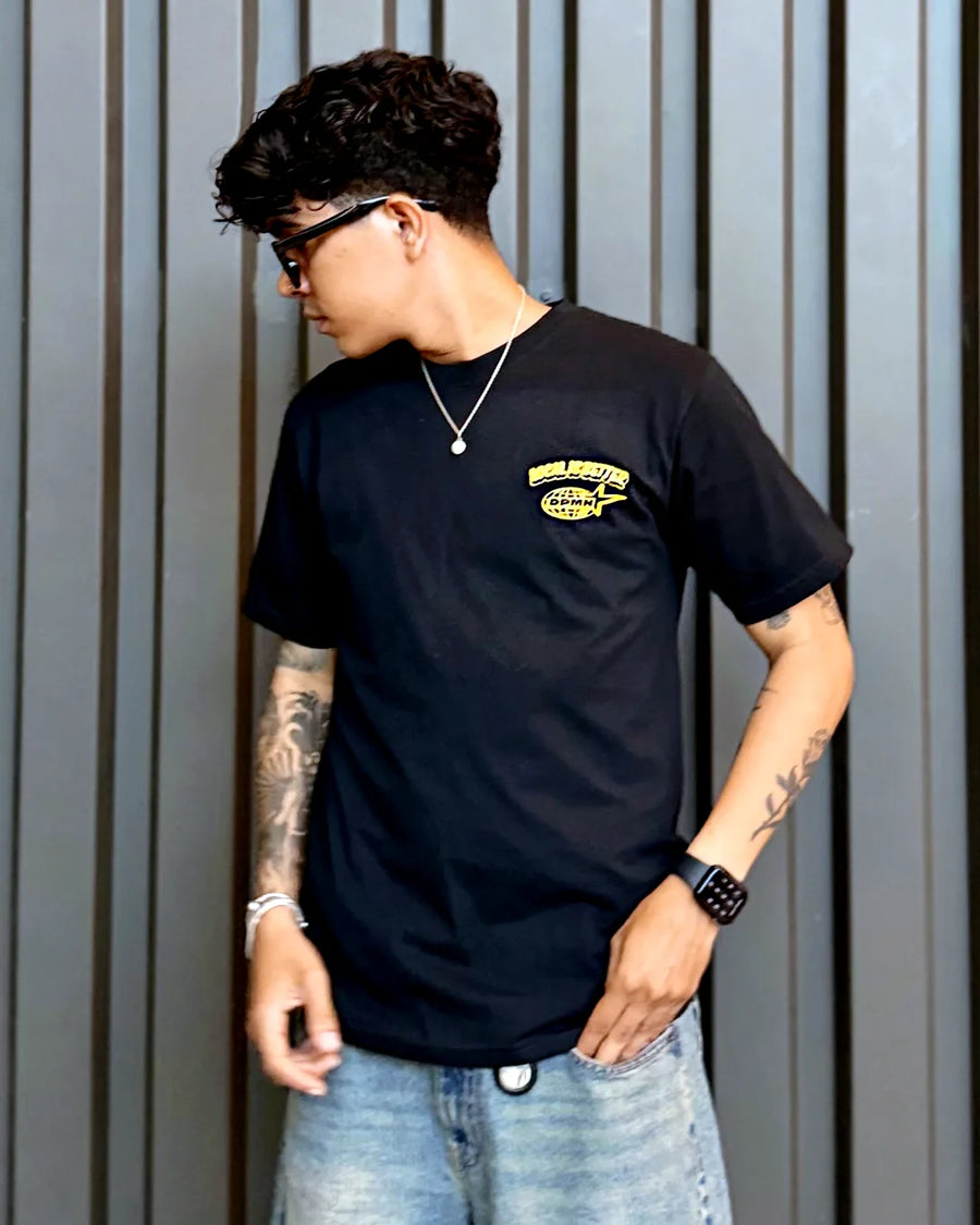Local Is Better Regular Tee All Black en la calle, estilo DPMN★