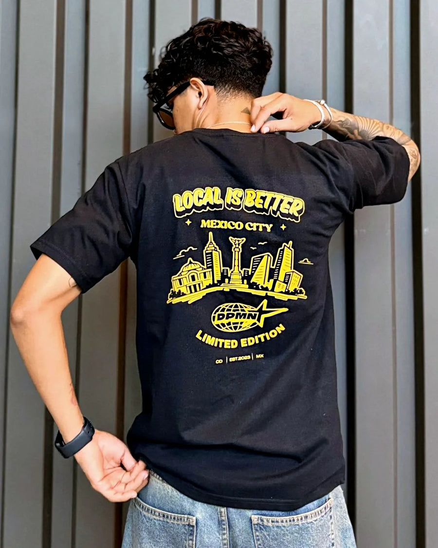 Local Is Better Regular Tee All Black en la calle, estilo DPMN★