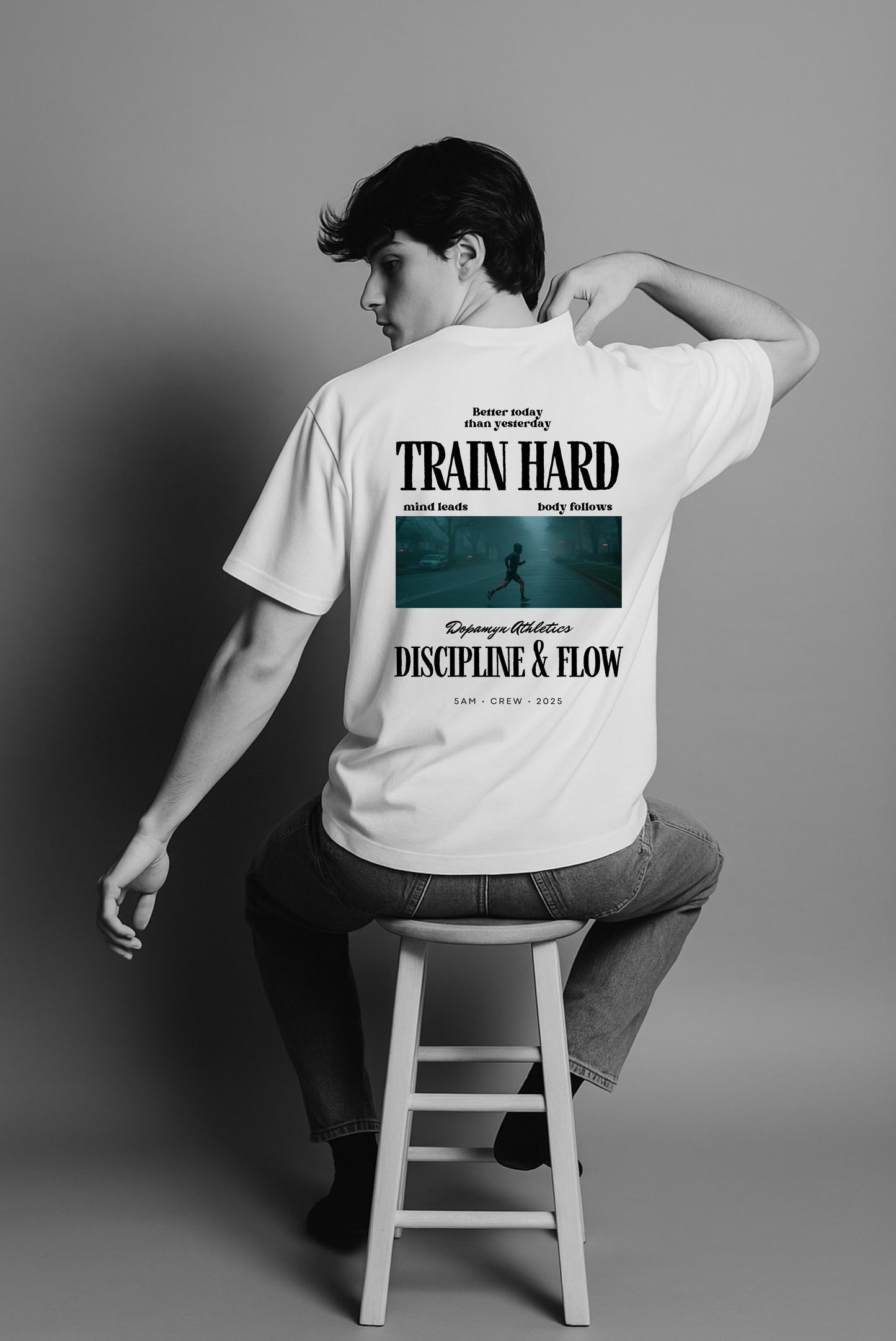 Playera blanca de corte oversize unisex con estampado deportivo motivacional Train Hard de DOPAMYN Athletics