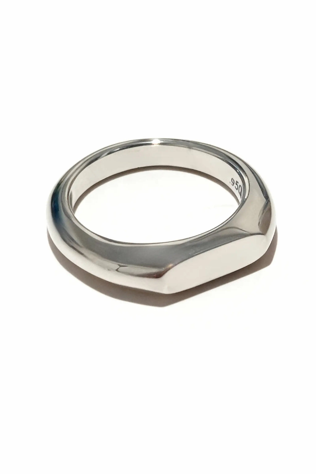 Anillo unisex de plata minimalista ELEMENTAL de DOPAMYN sobre mano, joyería artesanal moderna.
