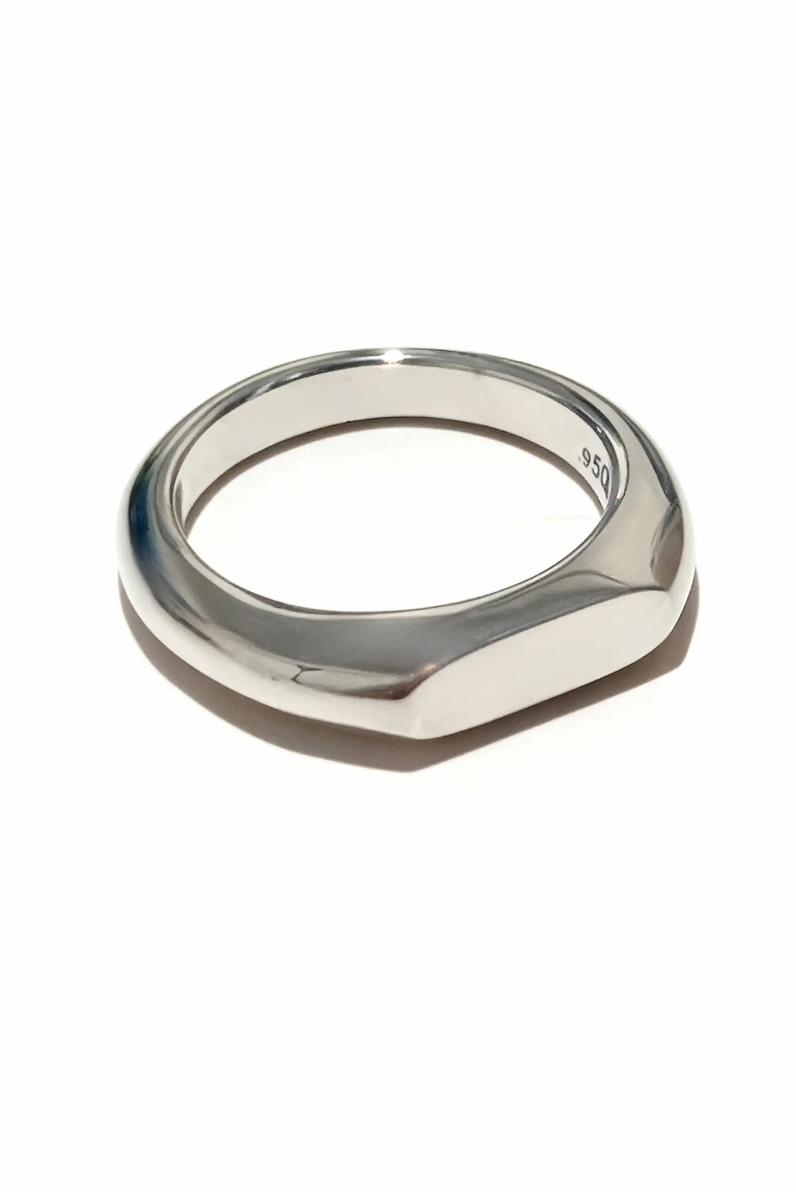 Anillo unisex de plata minimalista ELEMENTAL de DOPAMYN sobre mano, joyería artesanal moderna.