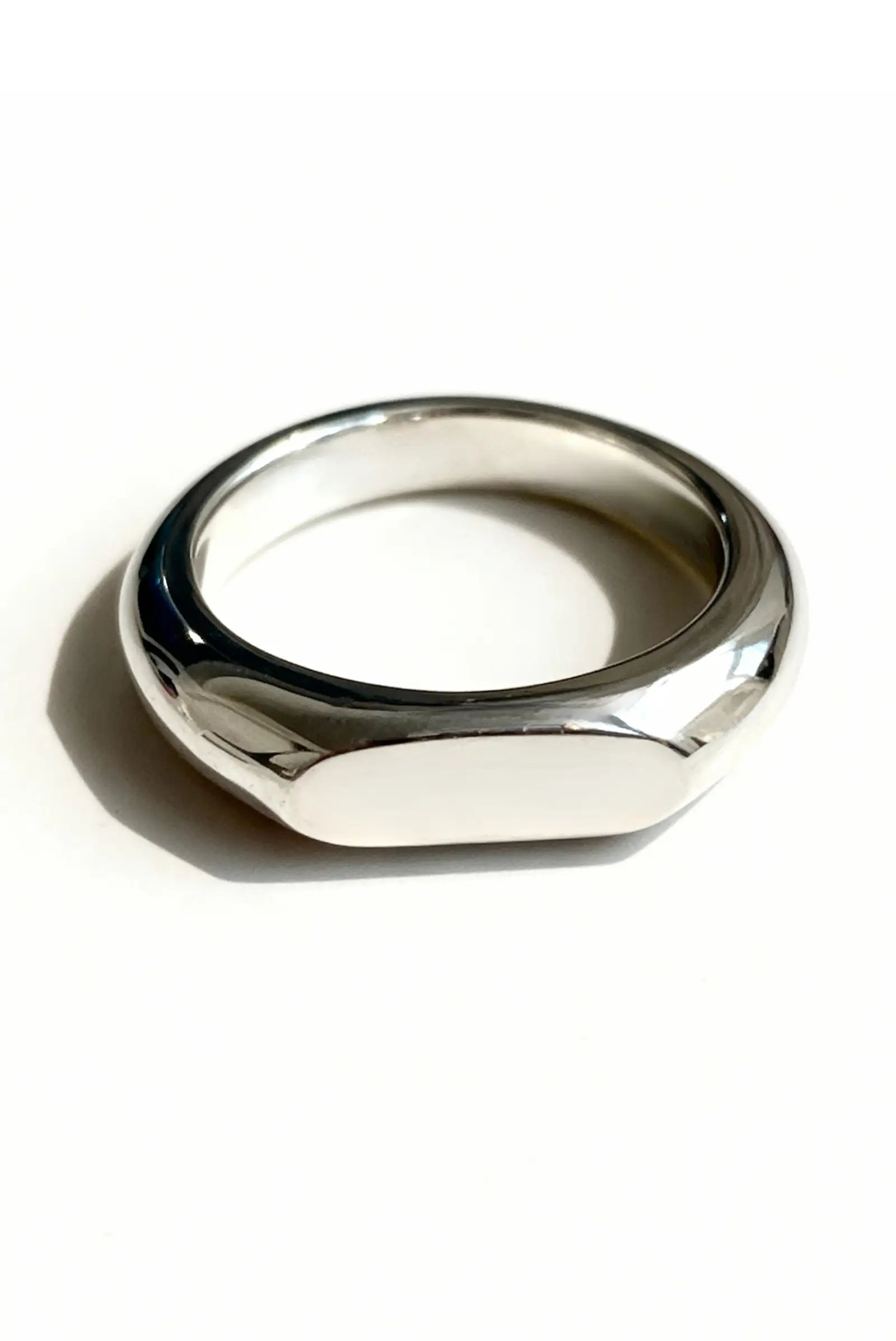 Anillo unisex de plata minimalista ELEMENTAL de DOPAMYN sobre mano, joyería artesanal moderna.