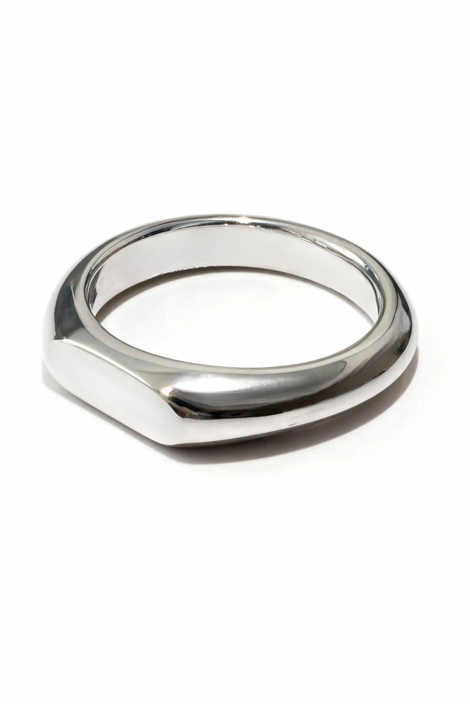 Anillo unisex de plata minimalista ELEMENTAL de DOPAMYN sobre mano, joyería artesanal moderna.