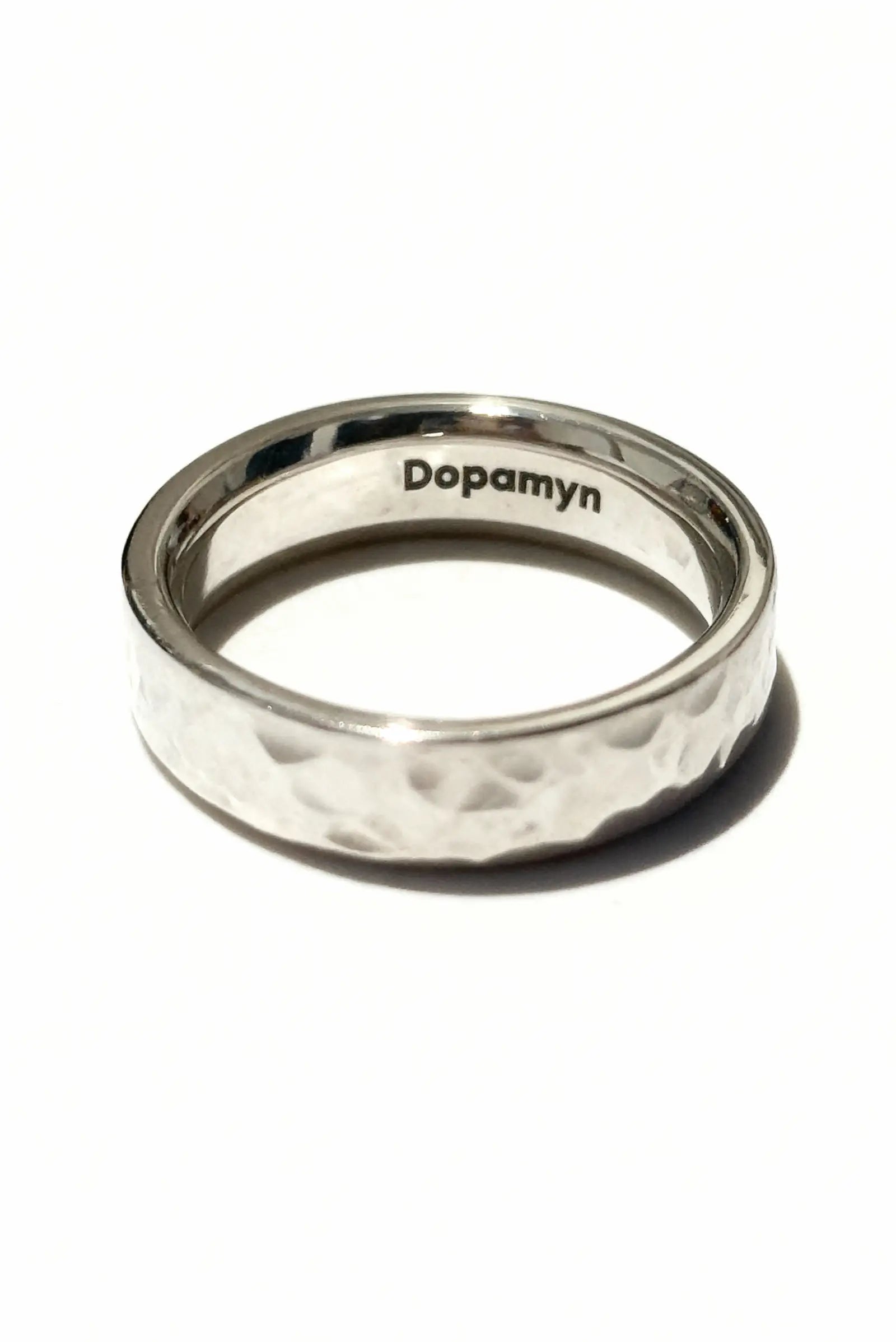 Anillo Magnum en plata esterlina con acabado artesanal. Joyería unisex de estilo minimalista DOPAMYN