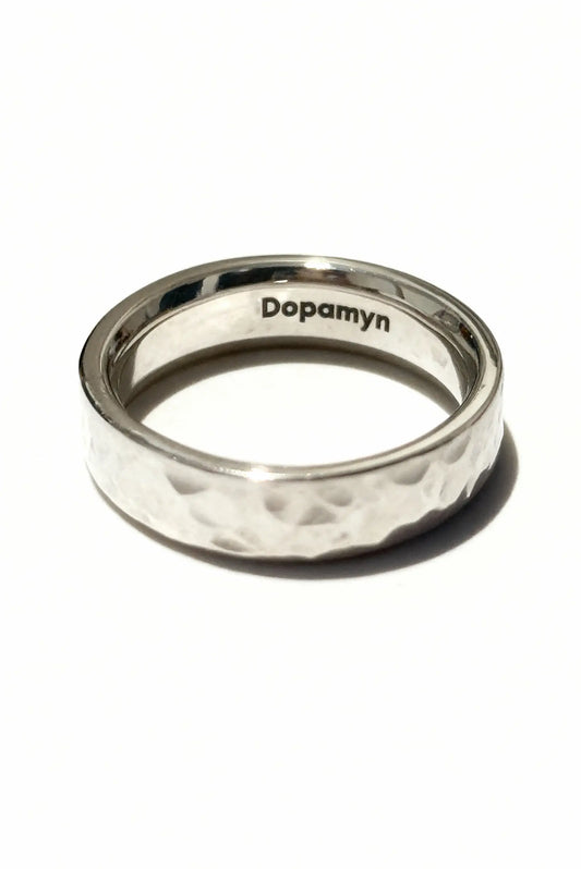 Anillo Magnum en plata esterlina con acabado artesanal. Joyería unisex de estilo minimalista DOPAMYN
