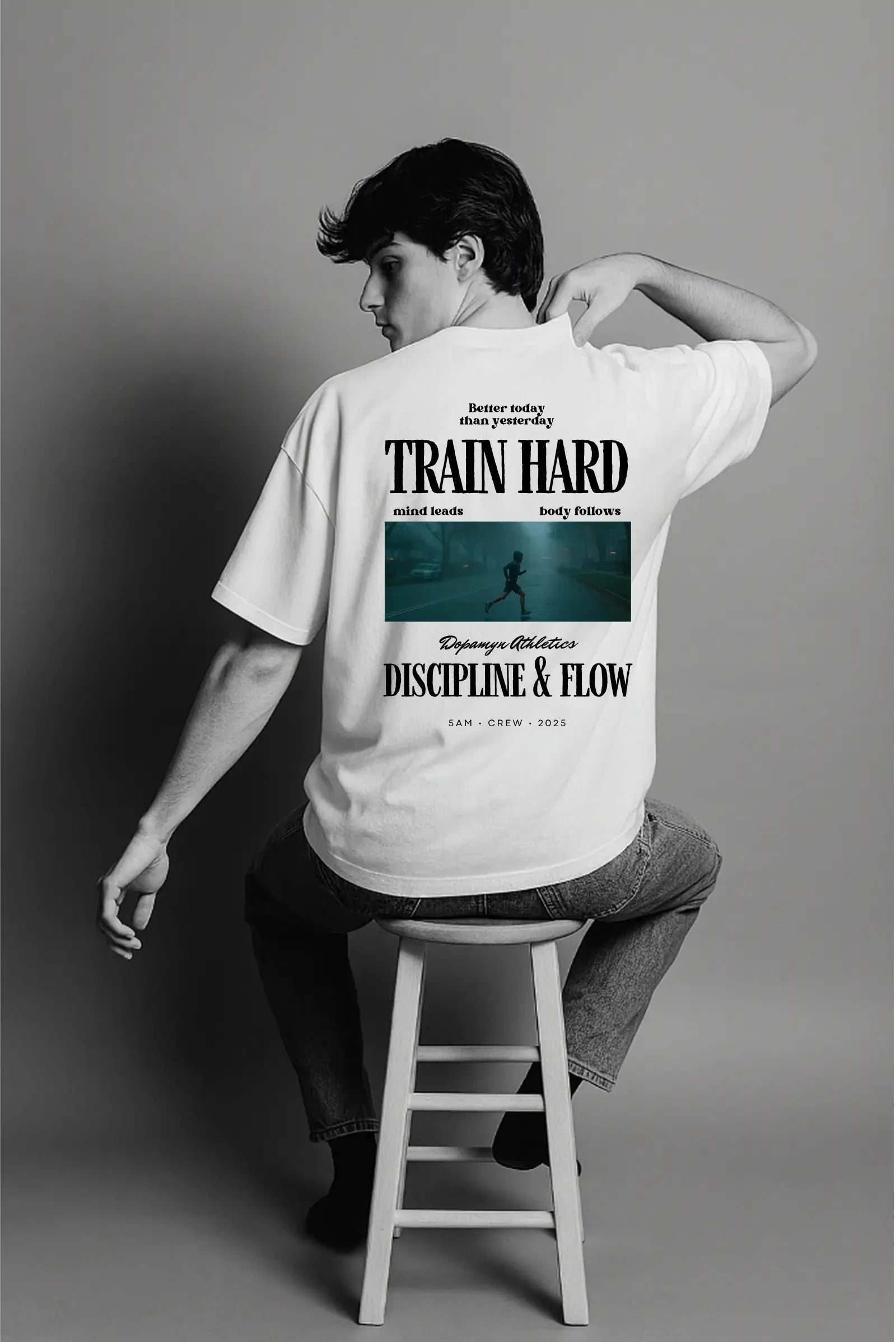Playera blanca oversize unisex con estampado Train Hard Dopamyn