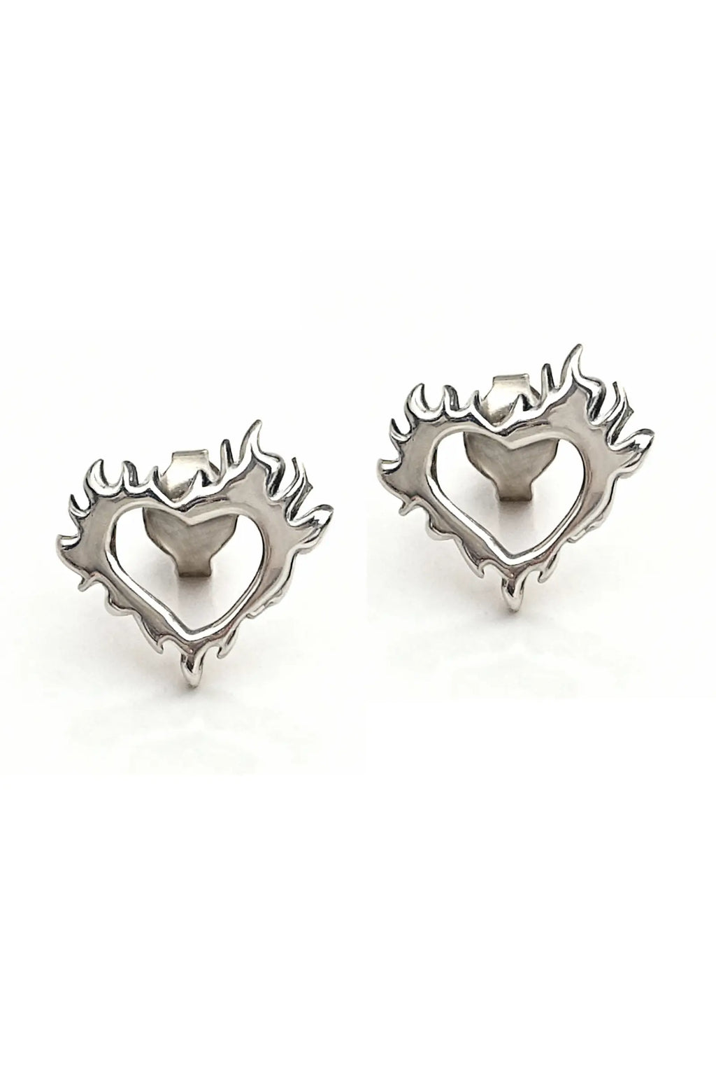 Aretes Heart on Fire corazón llamas plata. Joyería moderna mujer Dopamyn