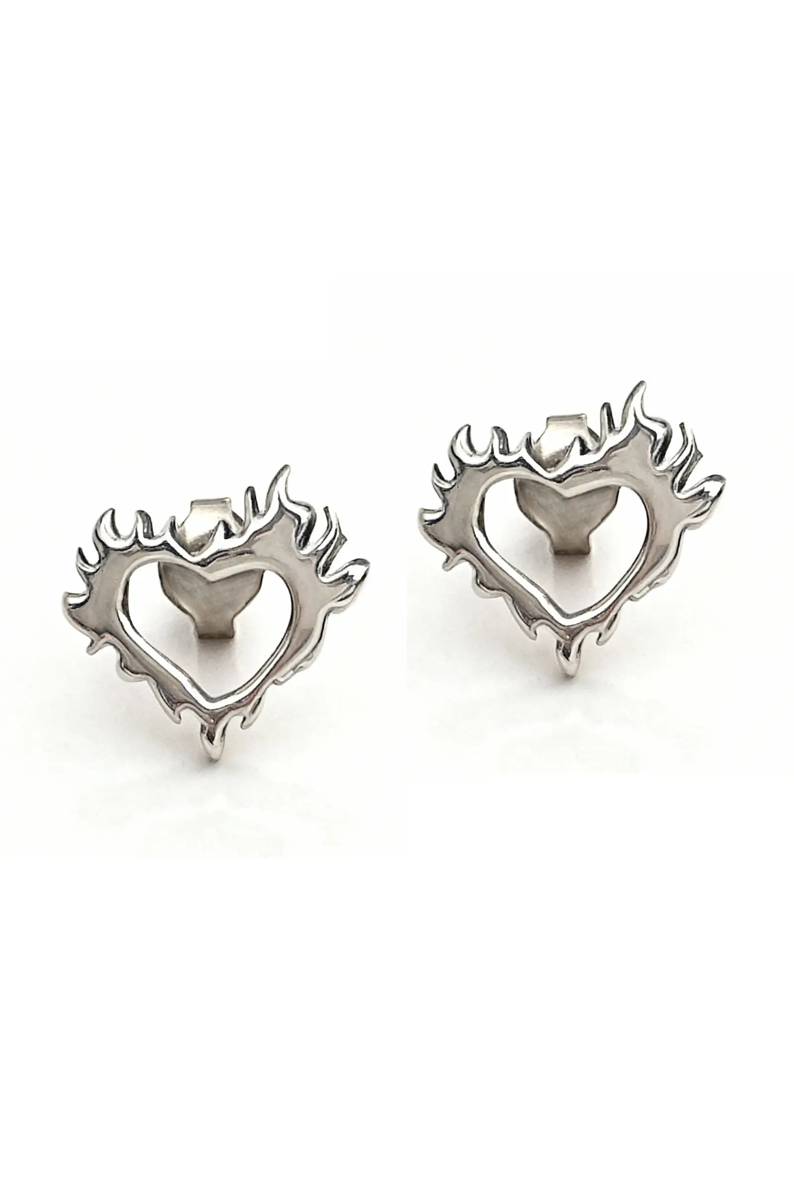 Aretes Heart on Fire corazón llamas plata. Joyería moderna mujer Dopamyn