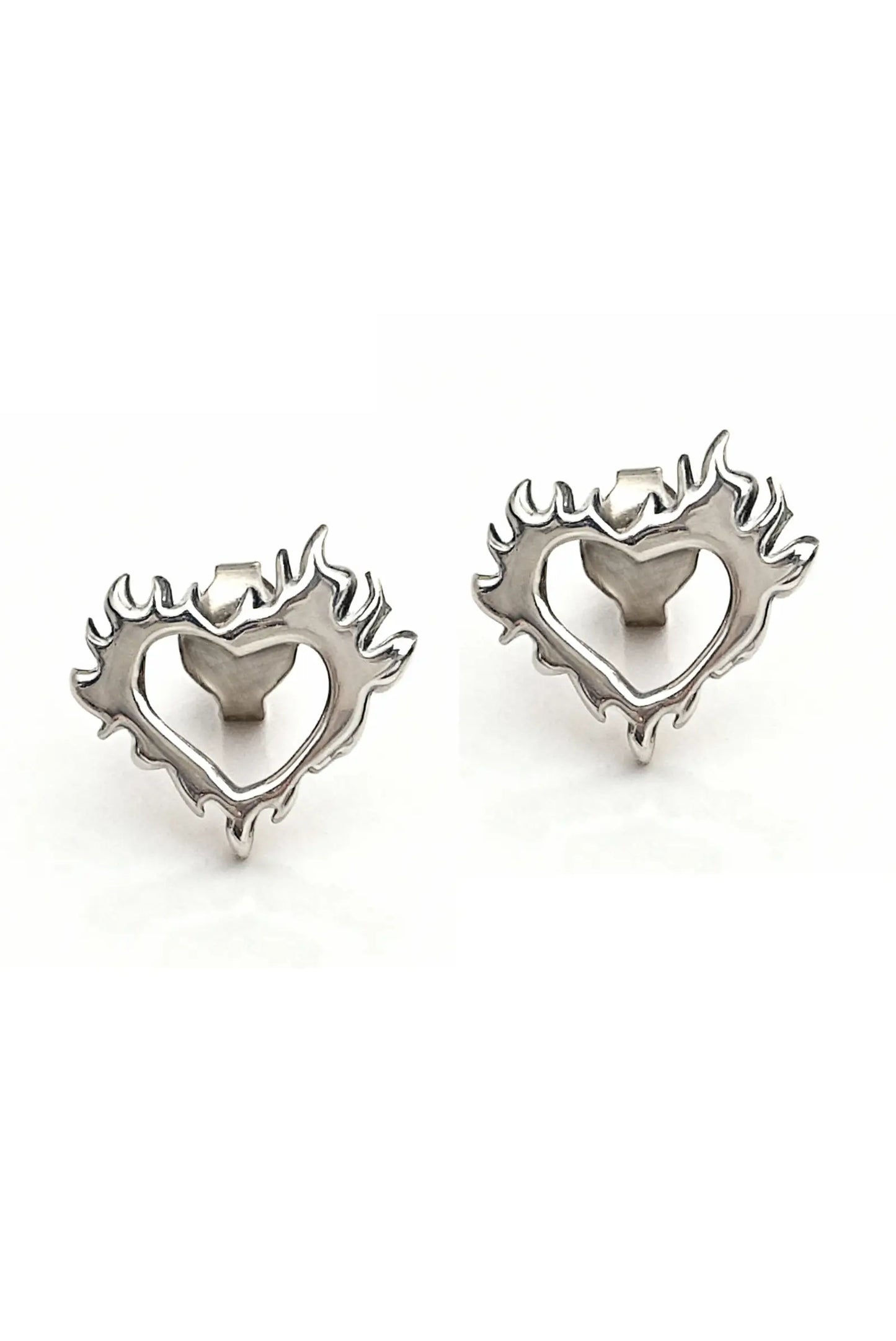 Aretes Heart on Fire corazón llamas plata. Joyería moderna mujer Dopamyn