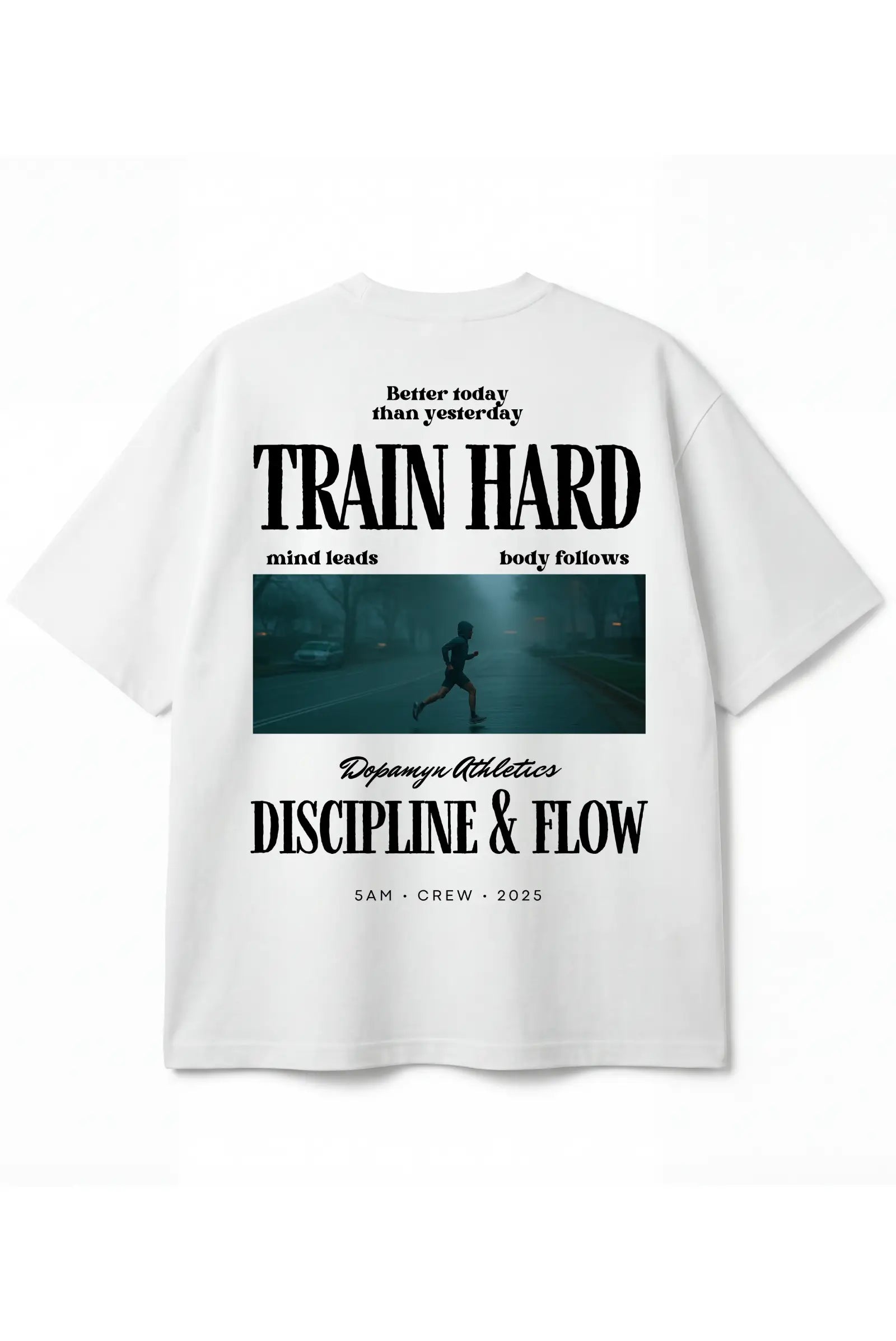 Playera blanca oversize unisex con estampado Train Hard Dopamyn