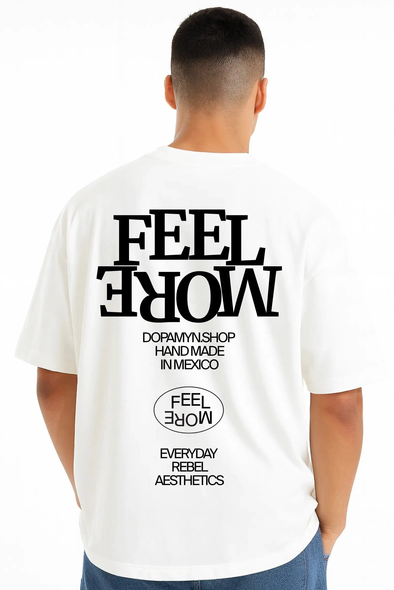 Playera blanca unisex oversize con estampado Feel More de Dopamyn