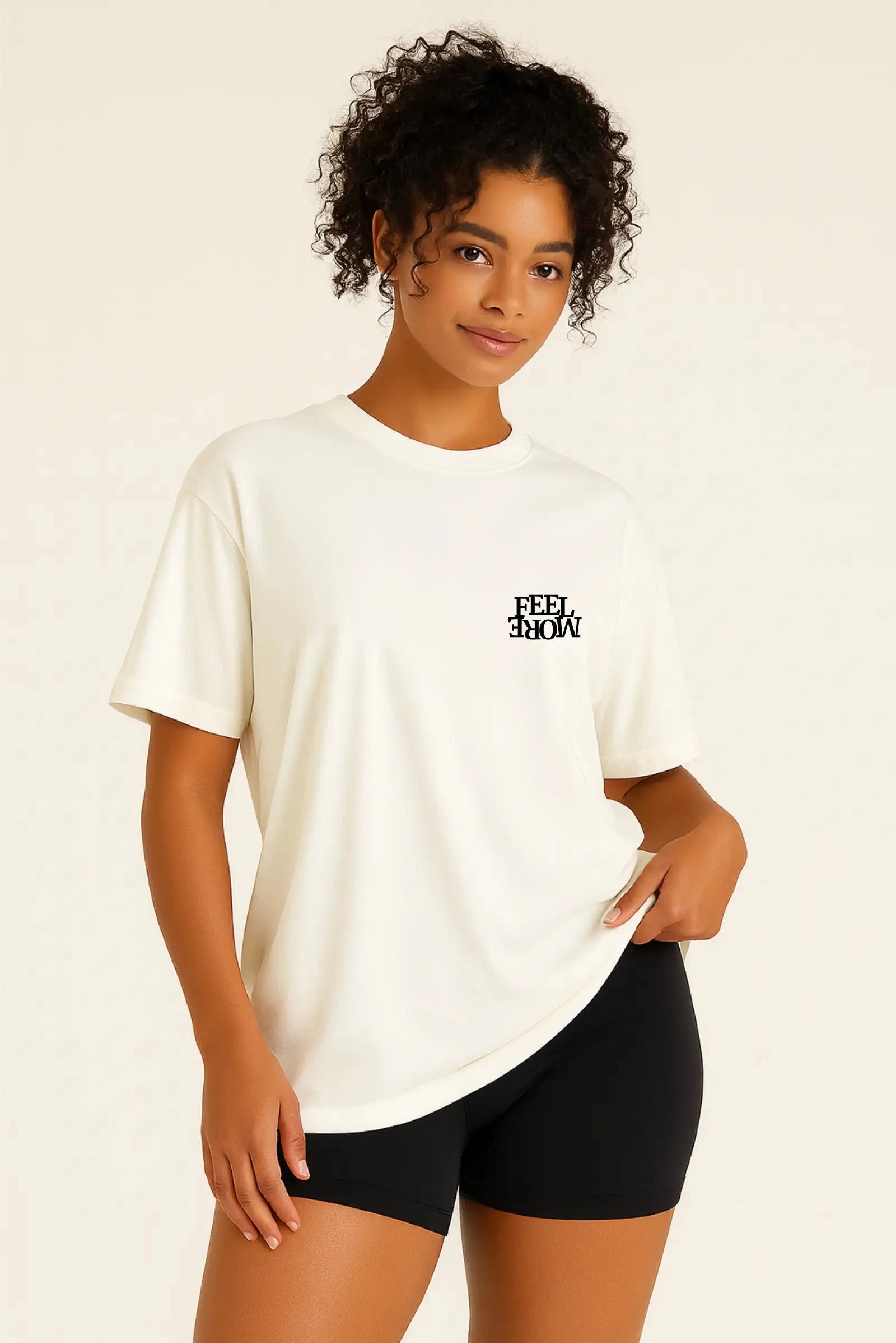 Playera blanca unisex oversize con estampado Feel More de Dopamyn