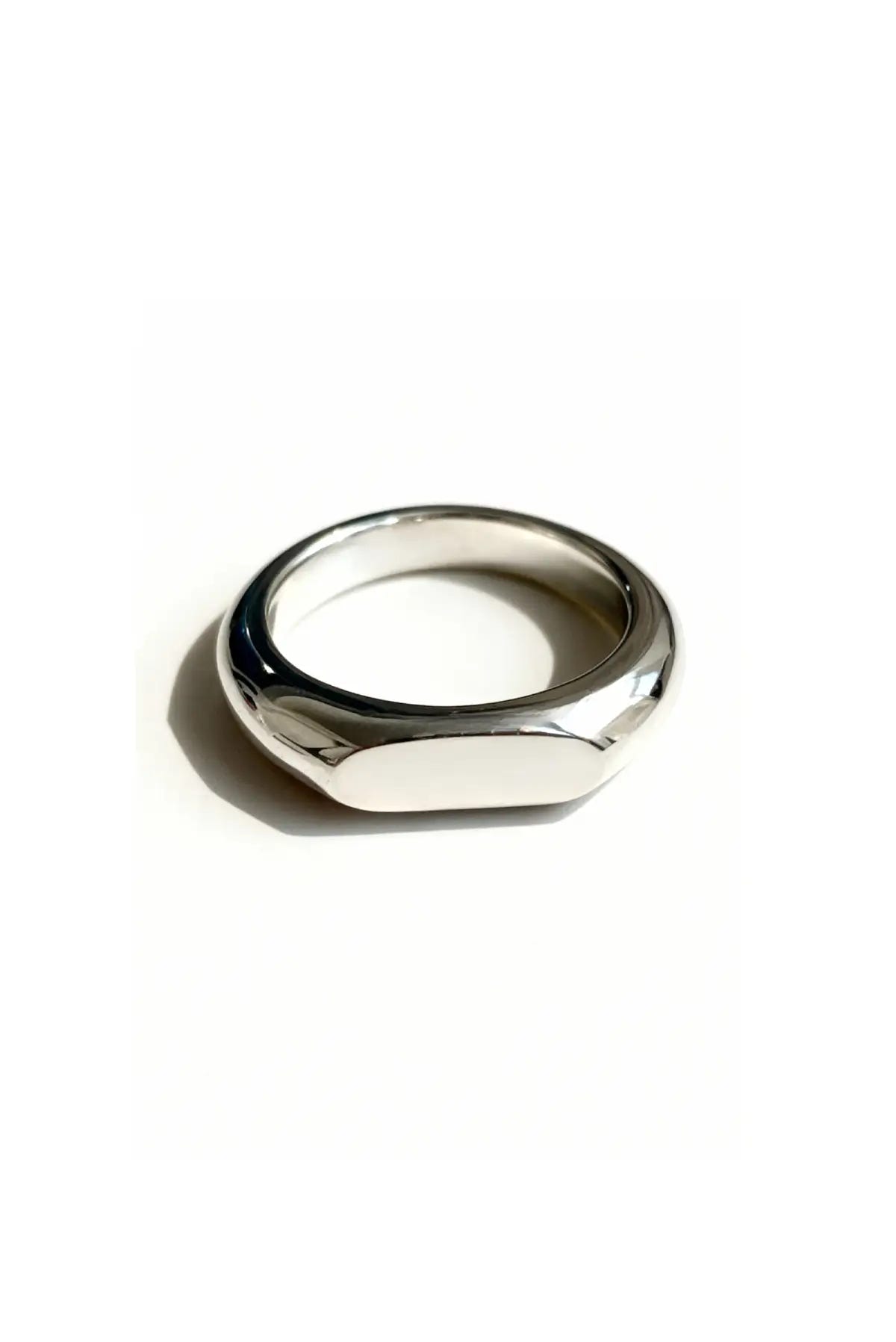 Anillo unisex de plata minimalista ELEMENTAL de DOPAMYN sobre mano, joyería artesanal moderna.