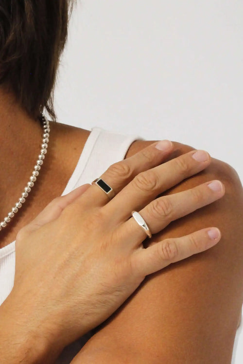 Anillo unisex de plata minimalista ELEMENTAL de DOPAMYN sobre mano, joyería artesanal moderna.