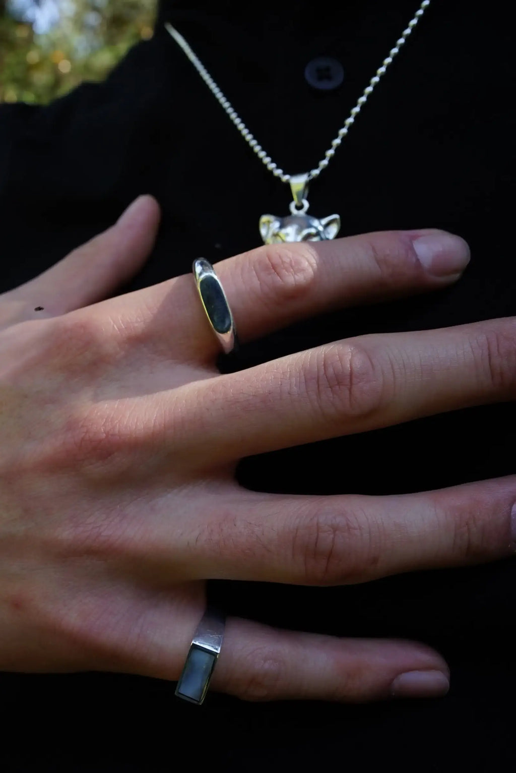 Anillo unisex de plata minimalista ELEMENTAL de DOPAMYN sobre mano, joyería artesanal moderna.