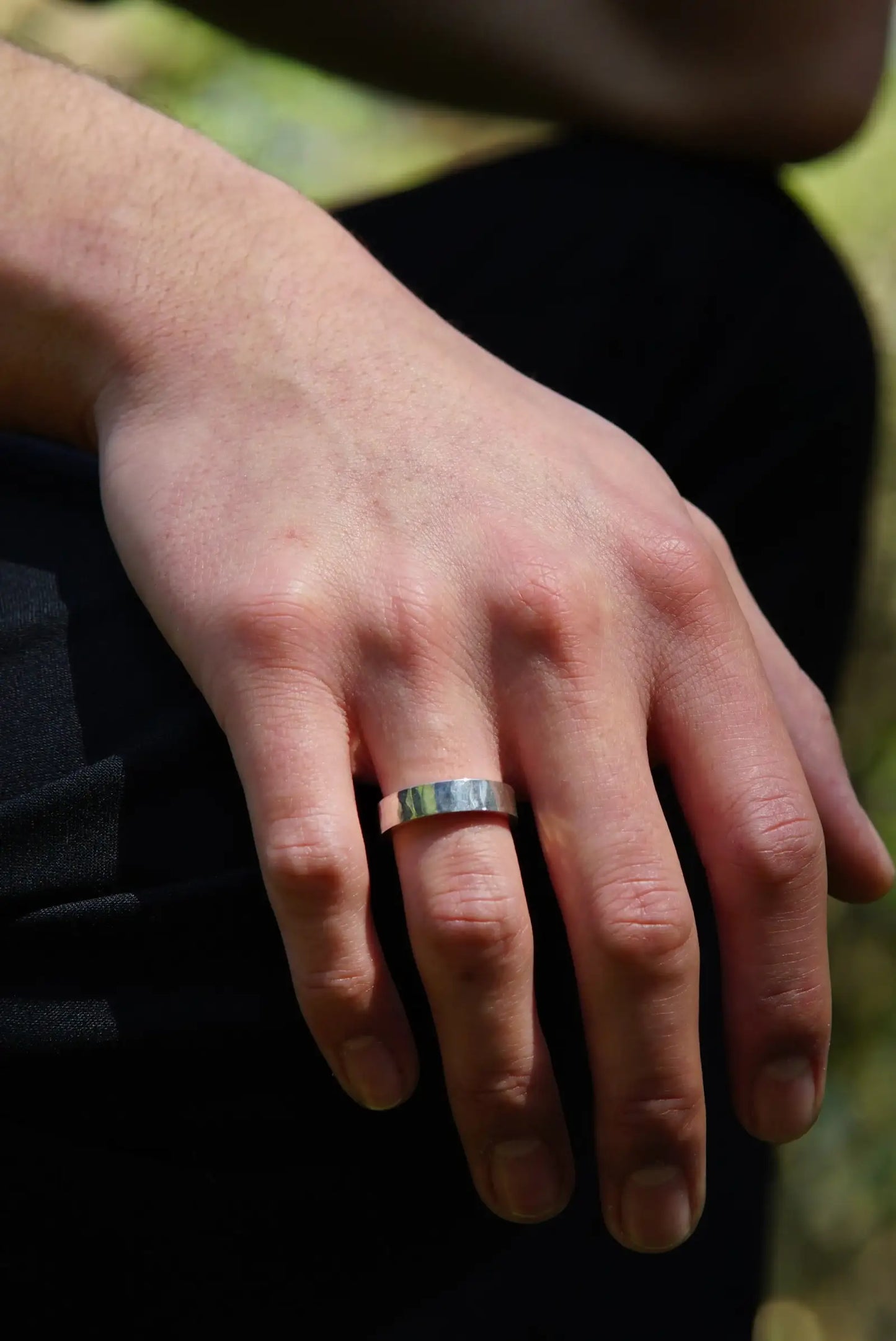 Anillo Magnum en plata esterlina con acabado artesanal. Joyería unisex de estilo minimalista DOPAMYN