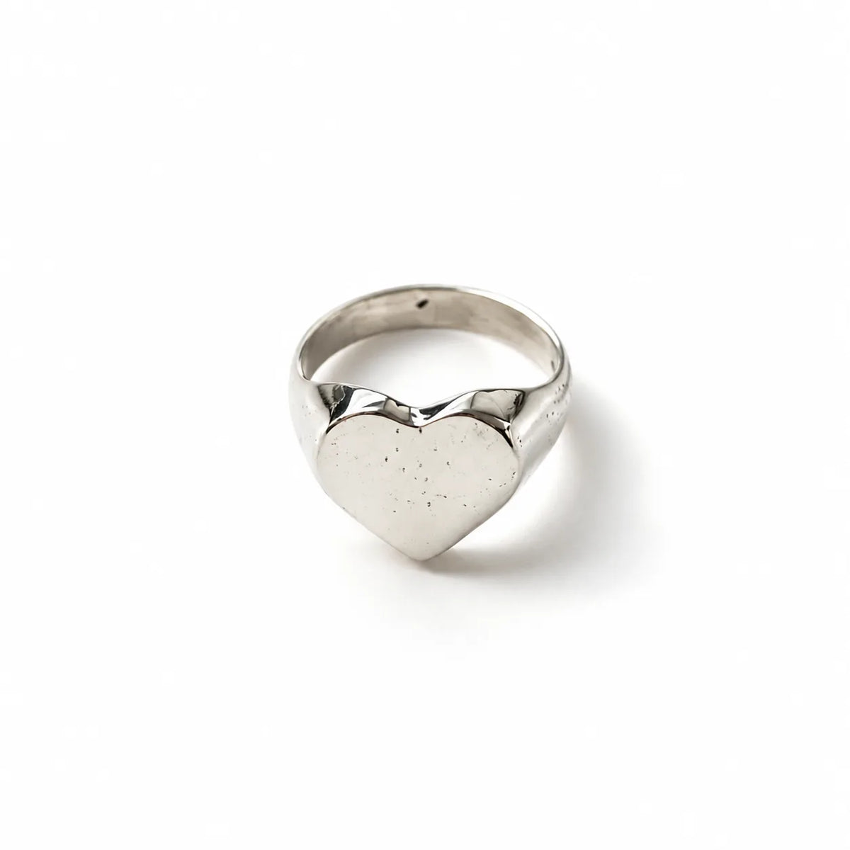 Anillo Wildheart de plata .950 tipo sello con cara de corazón y textura moteada hecha a mano, DPMN★