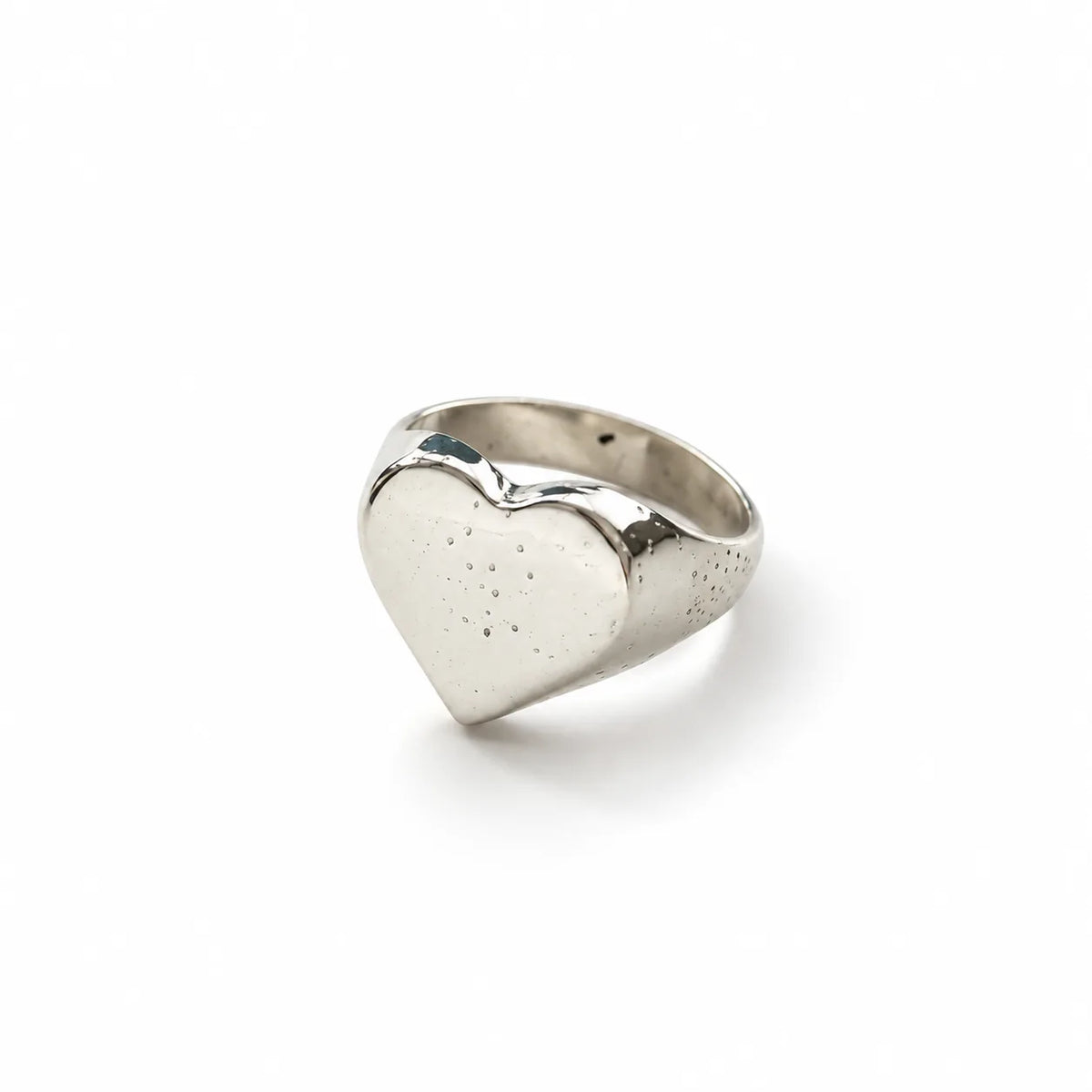 Anillo Wildheart en plata .950 visto de perfil, sello de corazón y aro pulido, joyería artesanal DPMN★