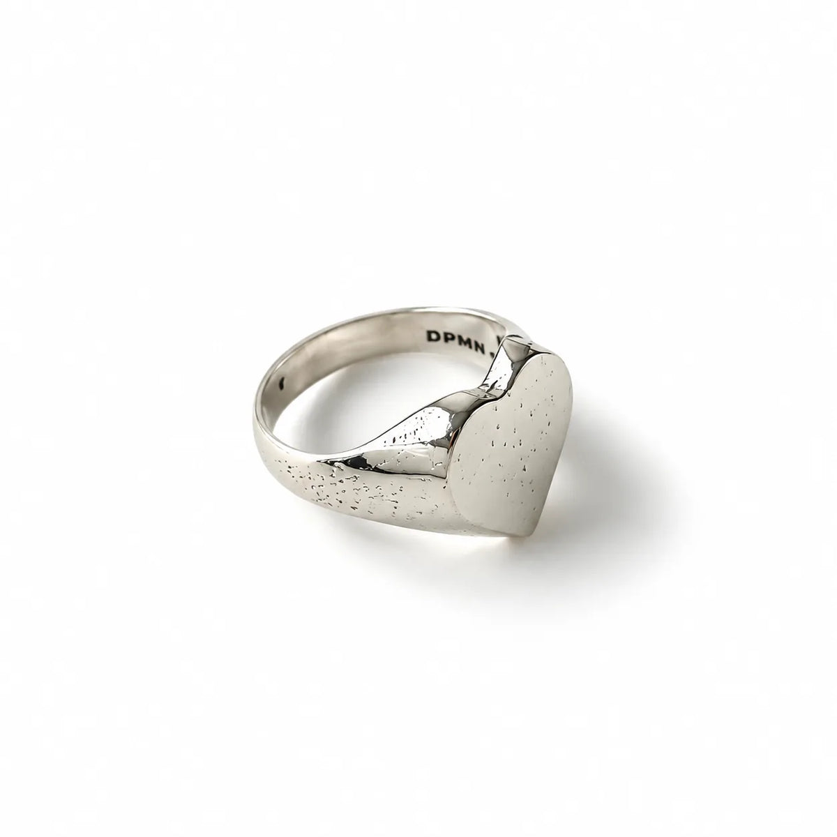 Detalle del logotipo DPMN★ grabado con láser en el aro del Anillo Wildheart de plata .950