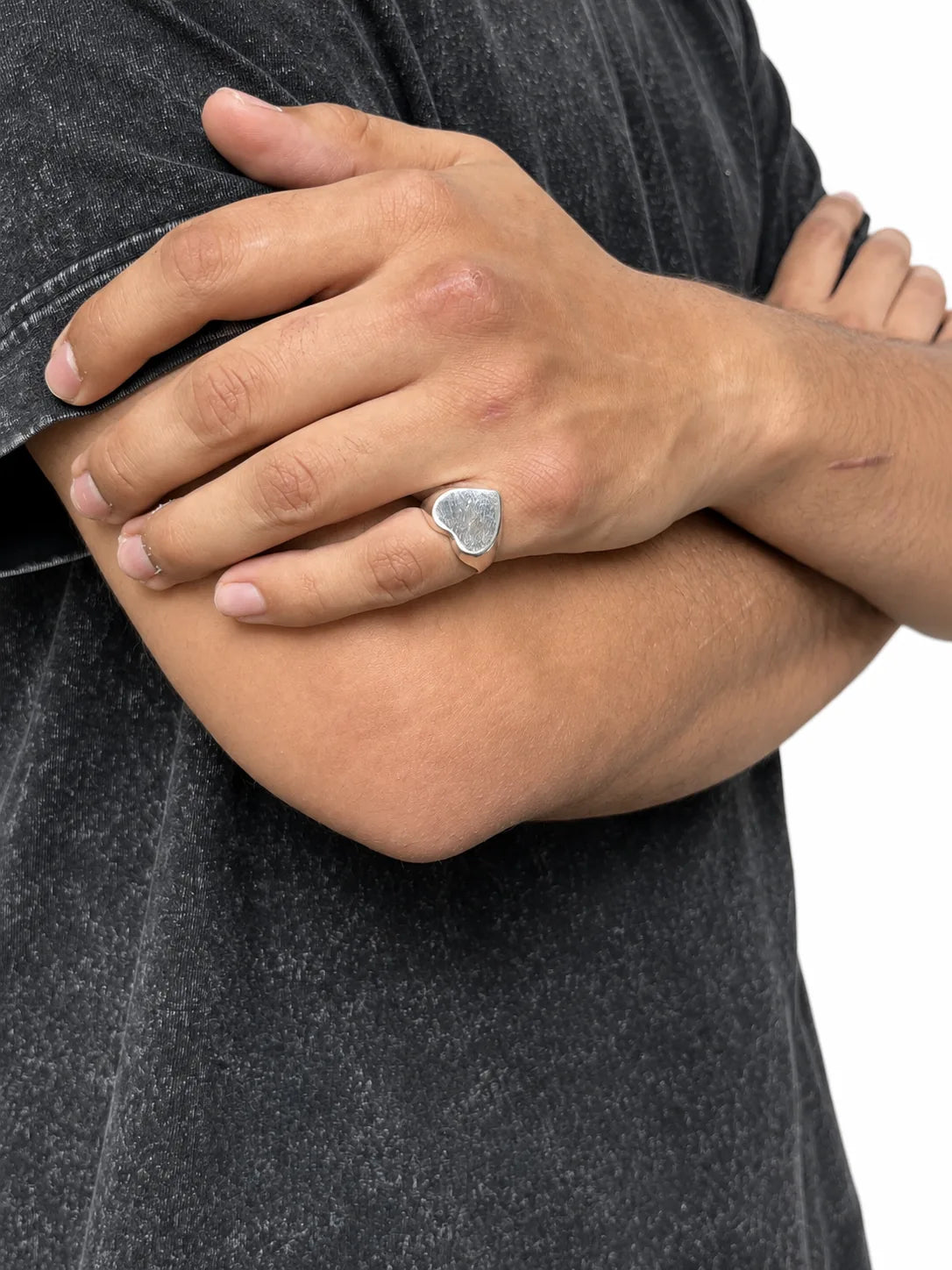 Hombre con los brazos cruzados usando el Anillo Wildheart de plata .950 de DPMN★