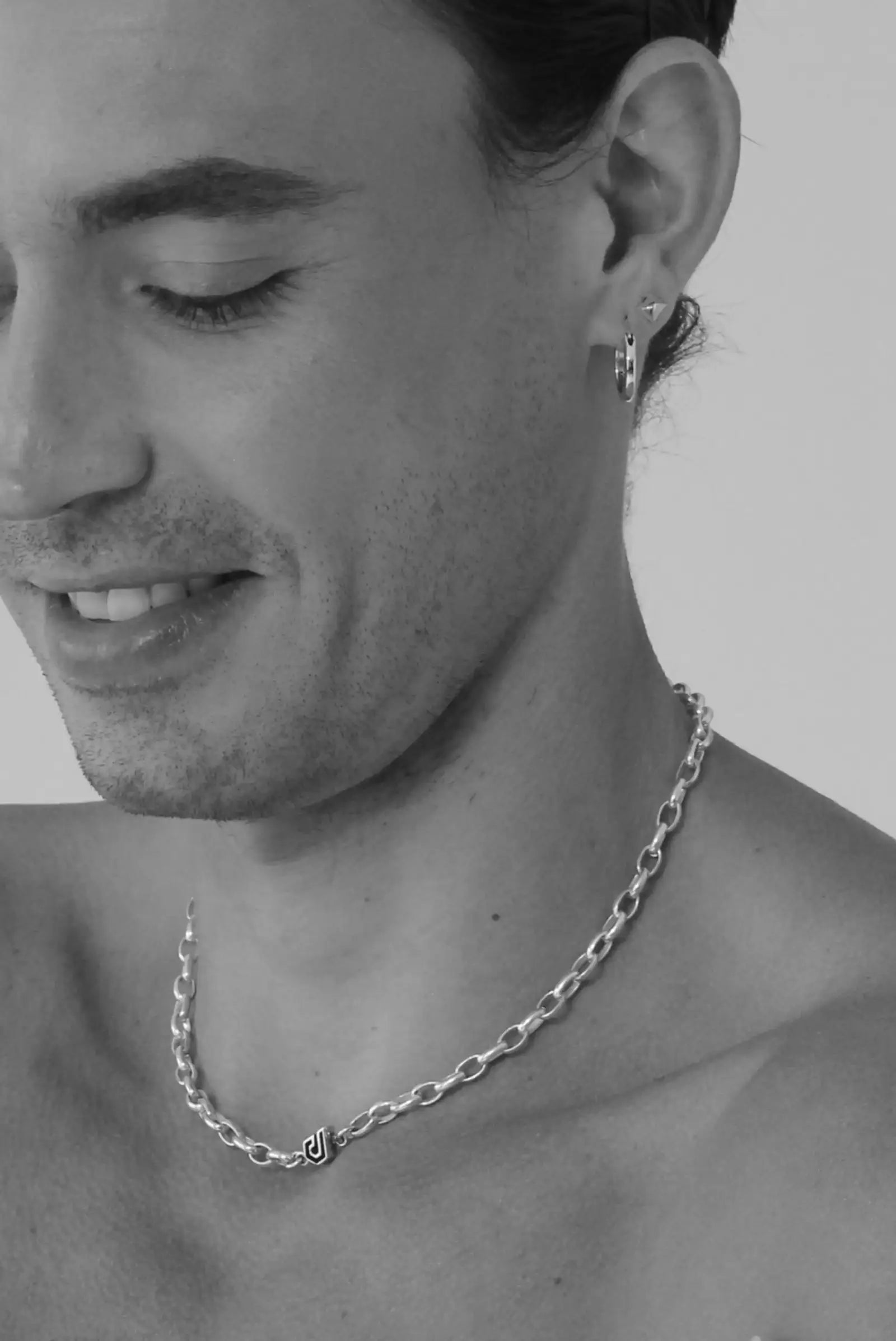 Aretes unisex Pyramid en plata esterlina, diseño geométrico hecho a mano con empaque bordado artesanal DOPAMYN