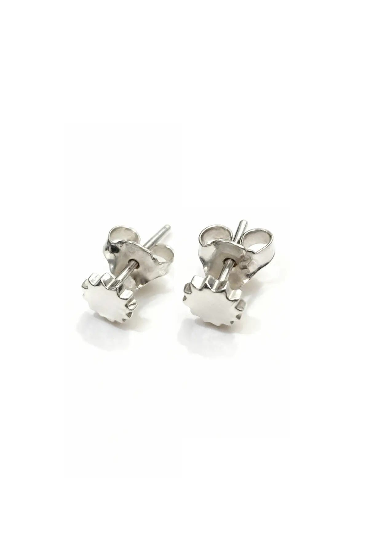 Aretes unisex Sun Sun en plata esterlina, diseño minimalista hecho a mano con empaque bordado artesanal DOPAMYN