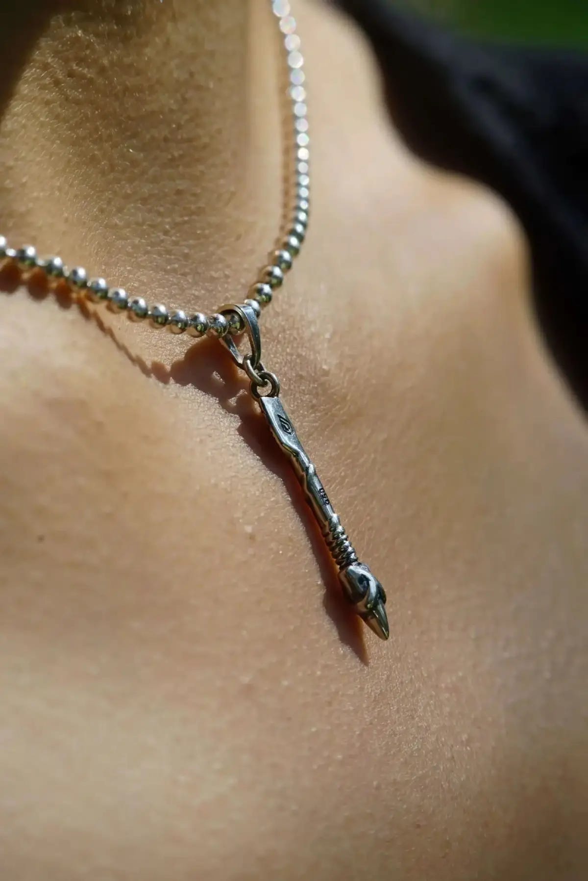 Collar de flecha en plata .950 estilo moderno, artesanal y unisex DOPAMYN
