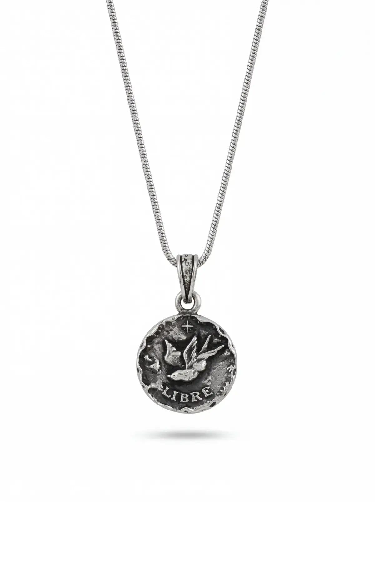 Collar Libre Icon en plata .950, medalla grabada con ave y la palabra LIBRE