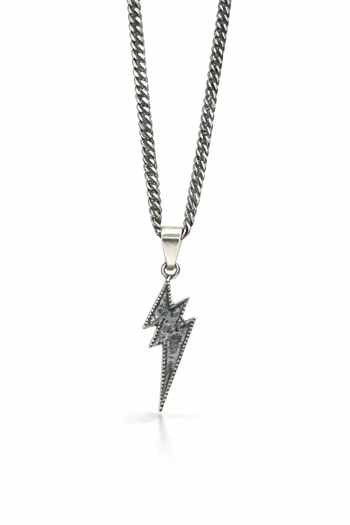 Collar unisex de plata con dije de rayo DOPAMYN, joyería minimalista moderna.