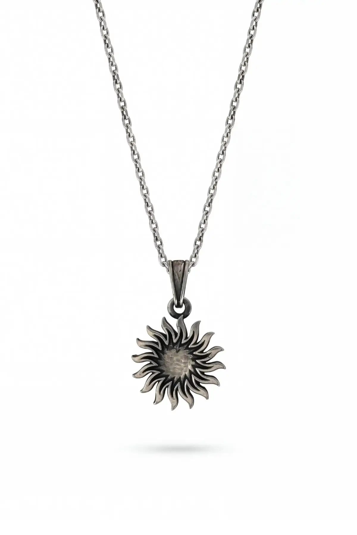 Collar Sol en plata .950 con dije de sol y acabado envejecido, joyería DOPAMYN