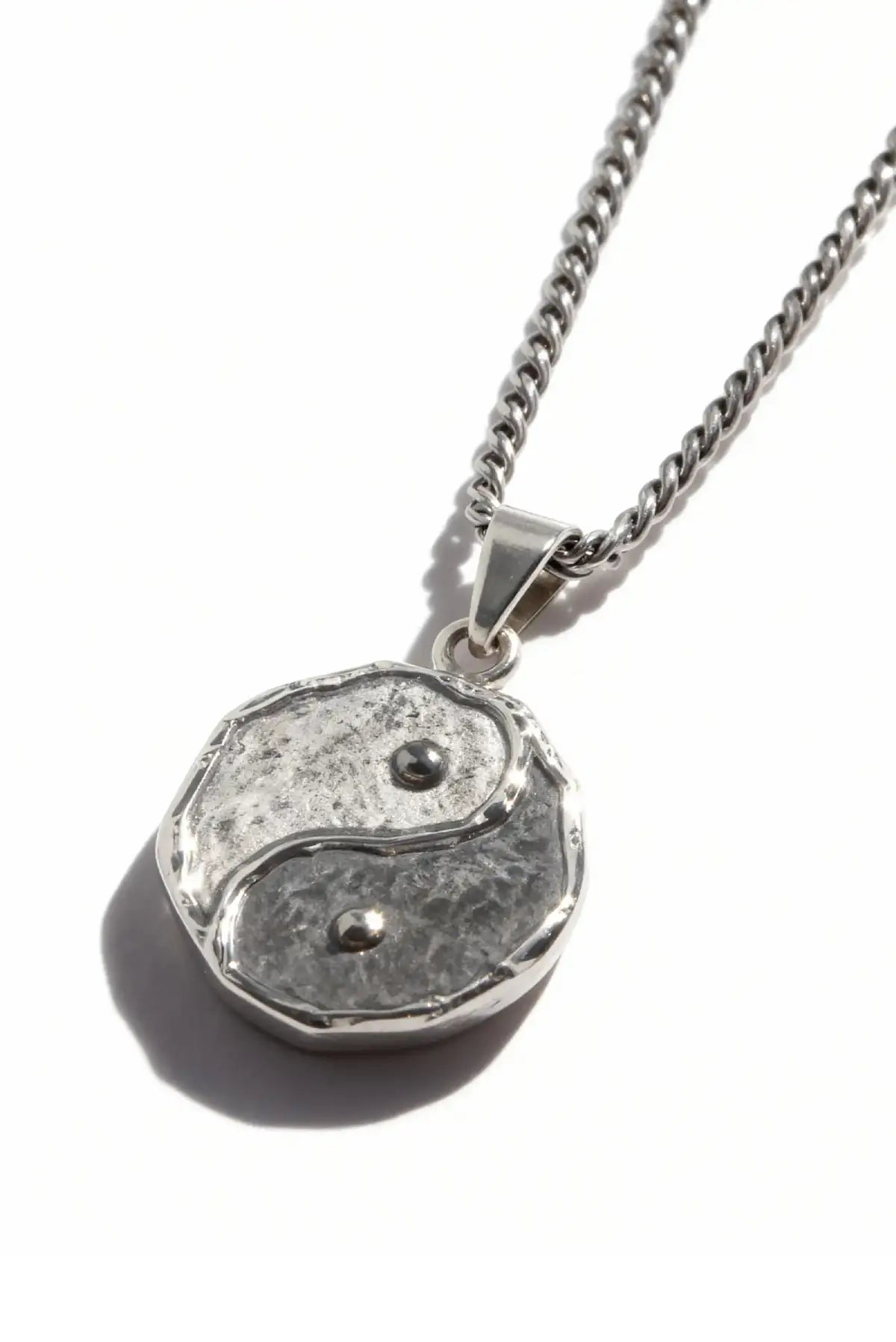 Collar Yin Yang en plata .950 estilo minimalista, artesanal y unisex DOPAMYN
