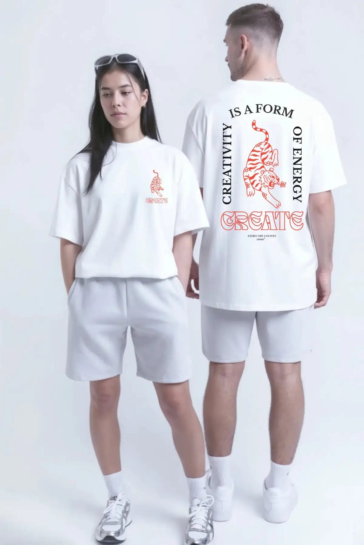 Playera  blanca Create Oversized Tee unisex con estampado Dopamyn vista frontal