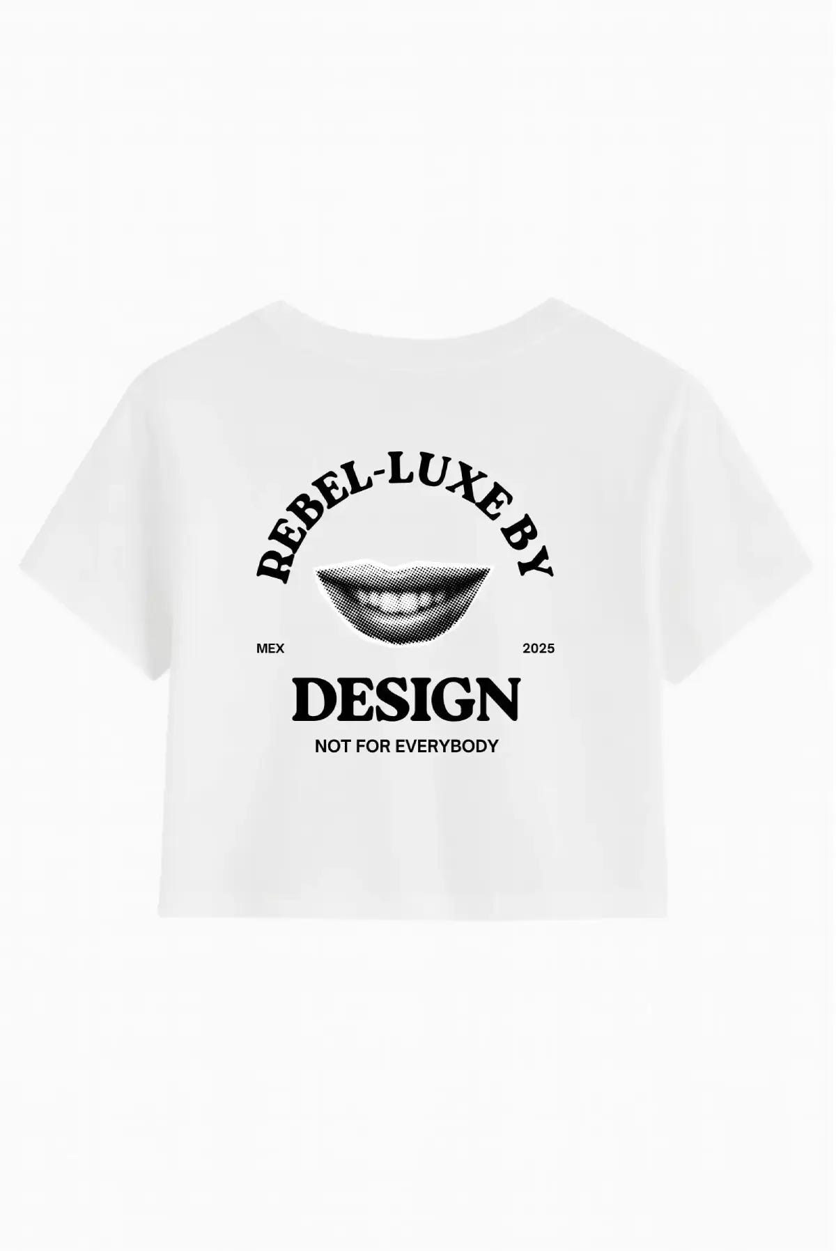 Crop top blanco para mujer de algodón premium con diseño gráfico rebel atrás.