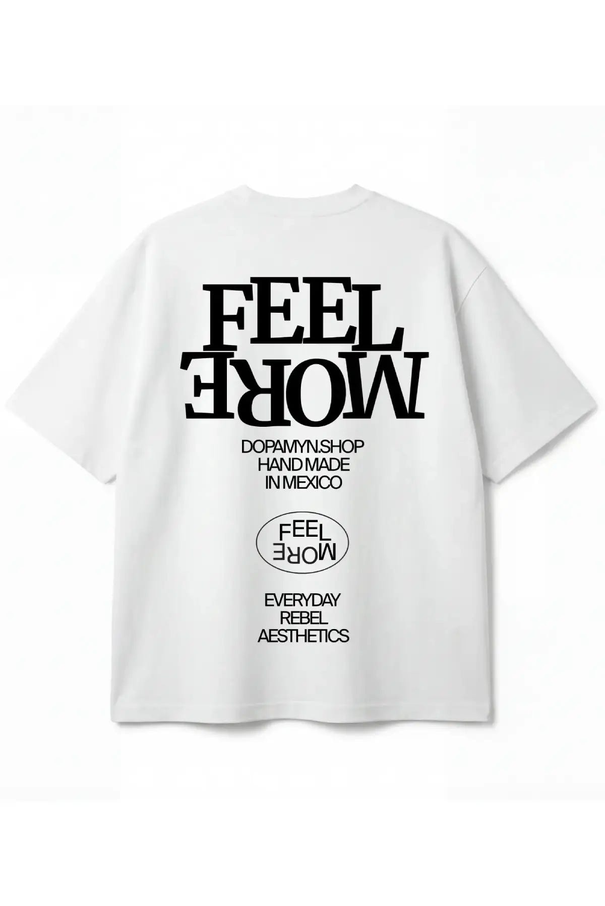 Playera blanca unisex oversize con estampado Feel More de Dopamyn