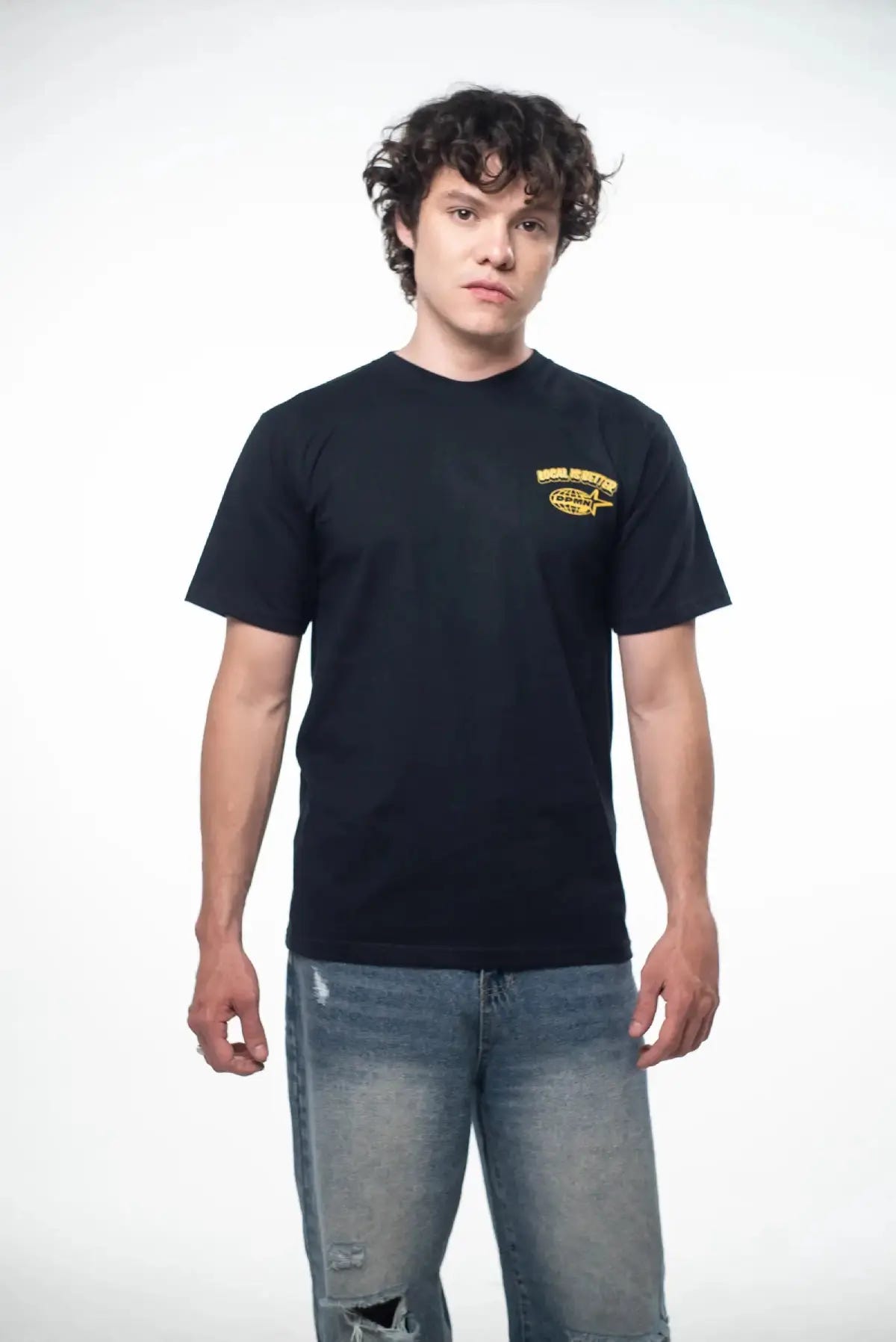 Local Is Better Regular Tee All Black, detalle del estampado