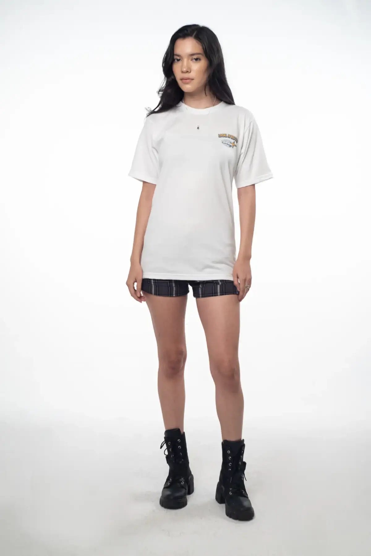 Local Is Better Regular Tee Off White, detalle del estampado