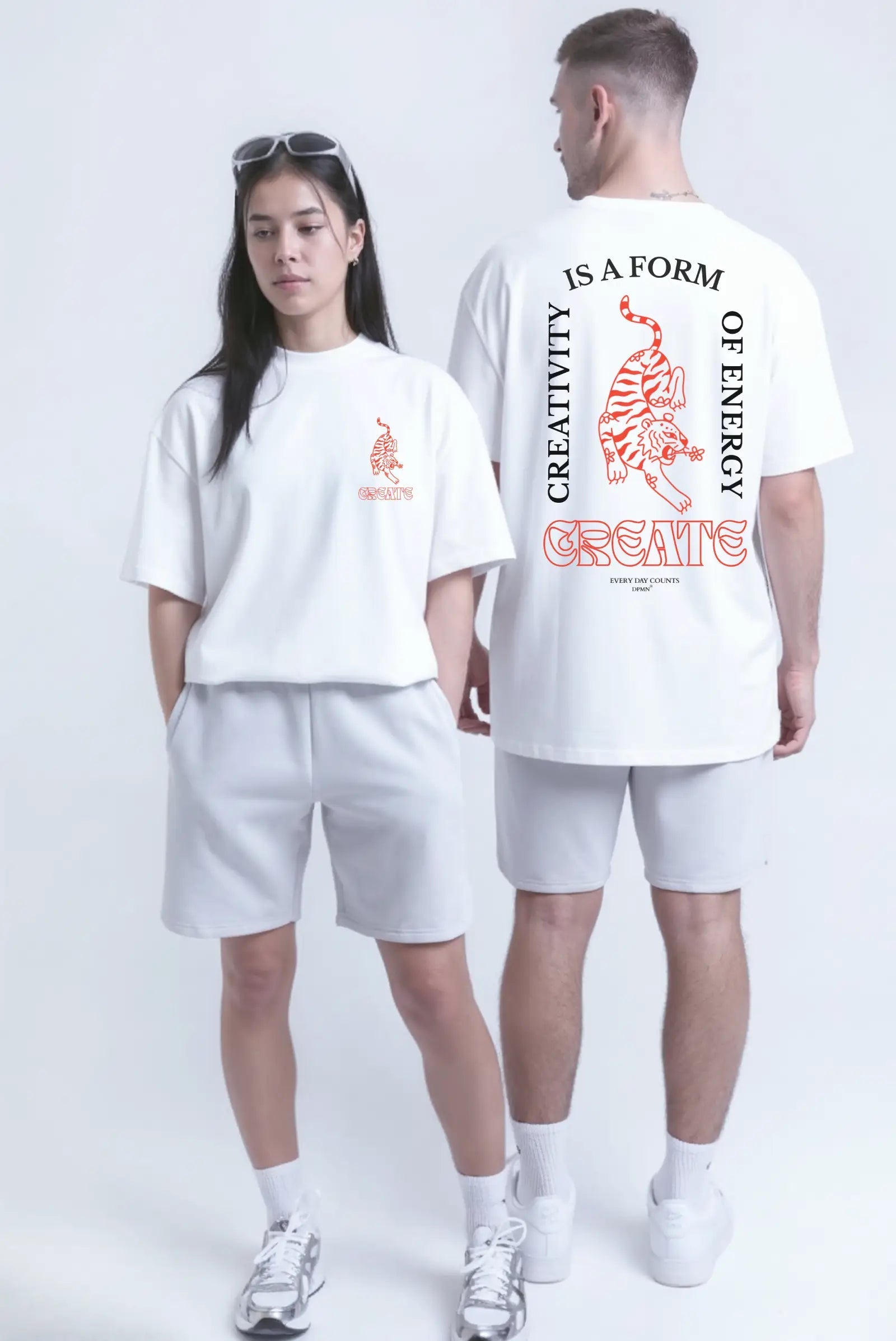 Playera  blanca Create Oversized Tee unisex con estampado Dopamyn vista frontal