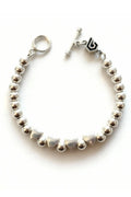 Pulsera unisex de corazones y perlas en plata esterlina hecha a mano. Joyería minimalista de Dopamyn