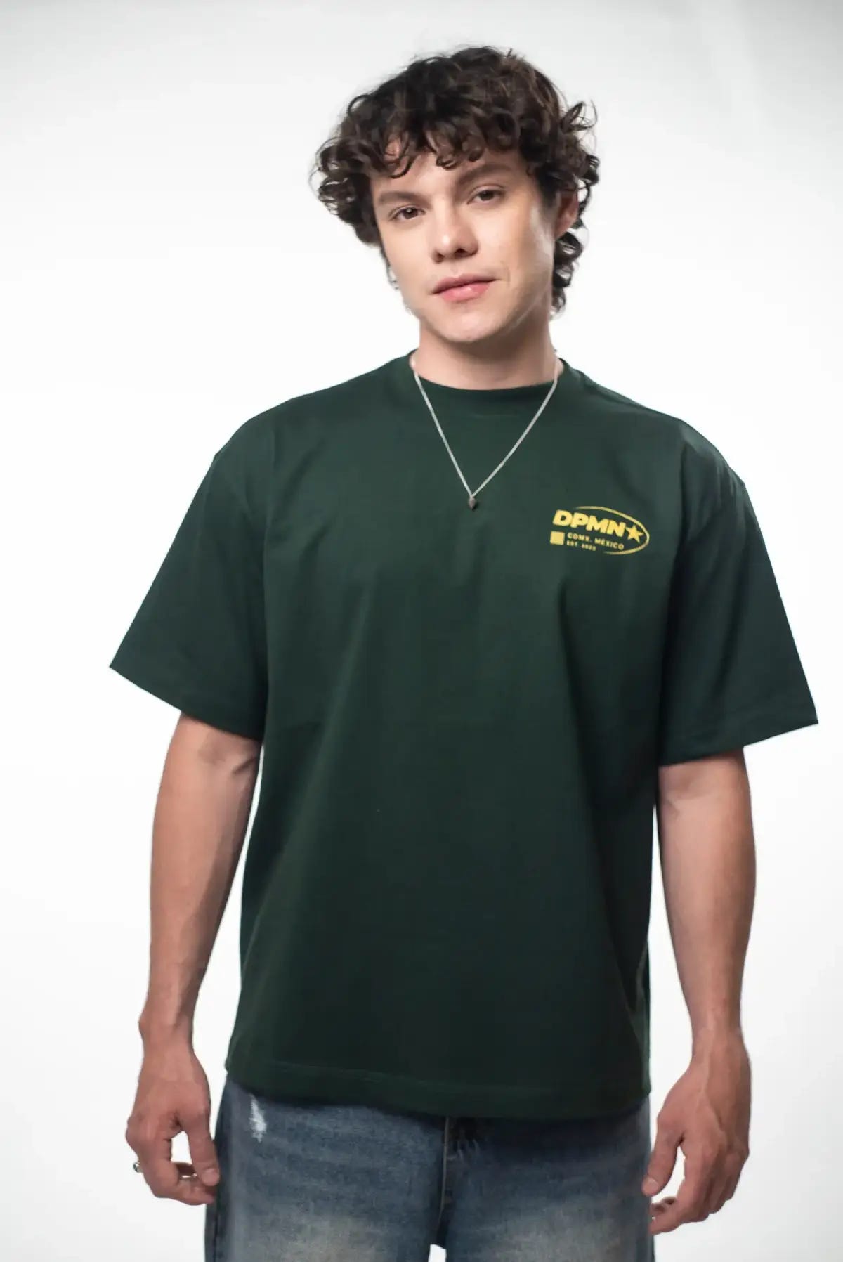 Signature DPMN Oversized Tee Dark Green, detalle del estampado