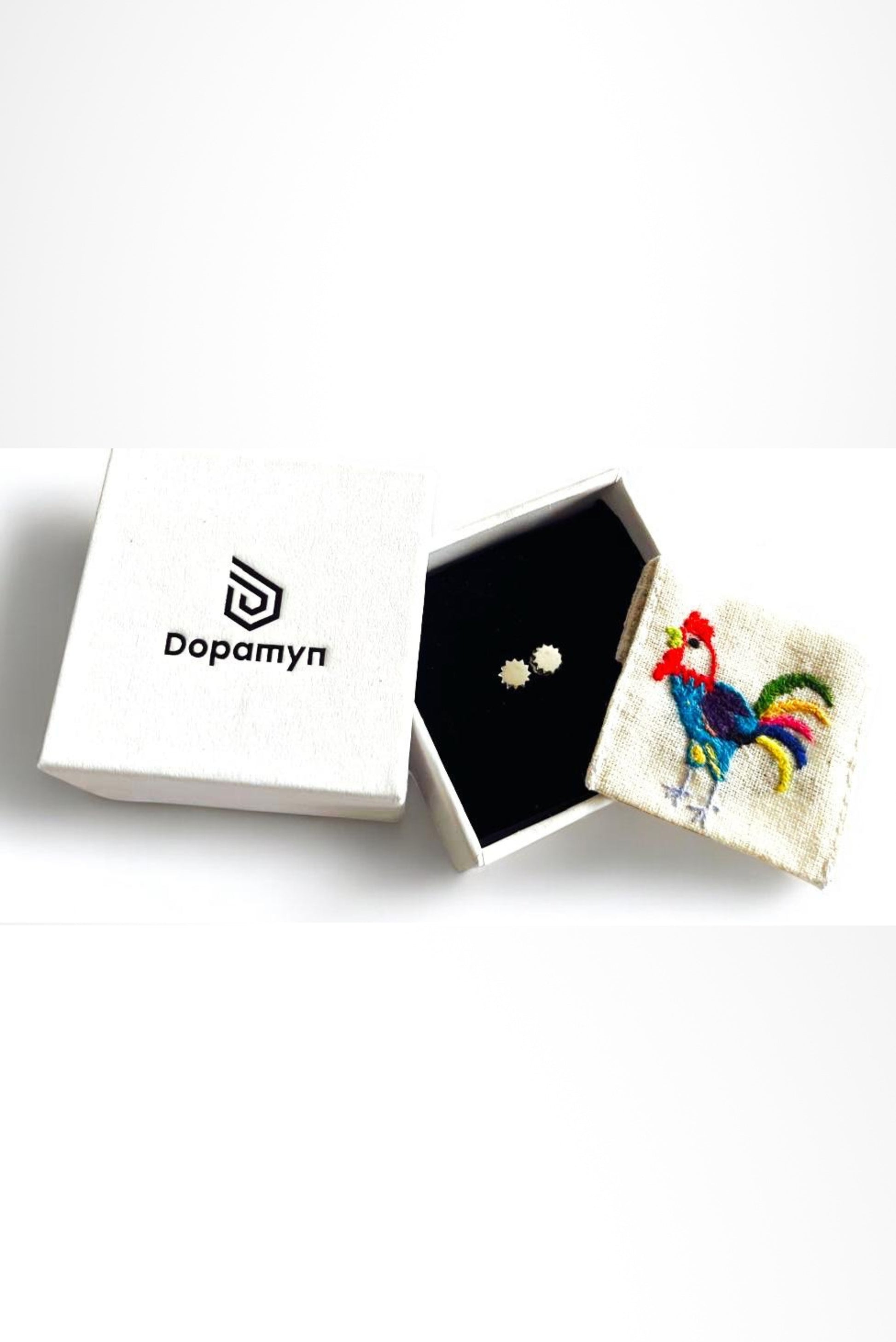Aretes unisex Sun Sun en plata esterlina, diseño minimalista hecho a mano con empaque bordado artesanal – DOPAMYN
