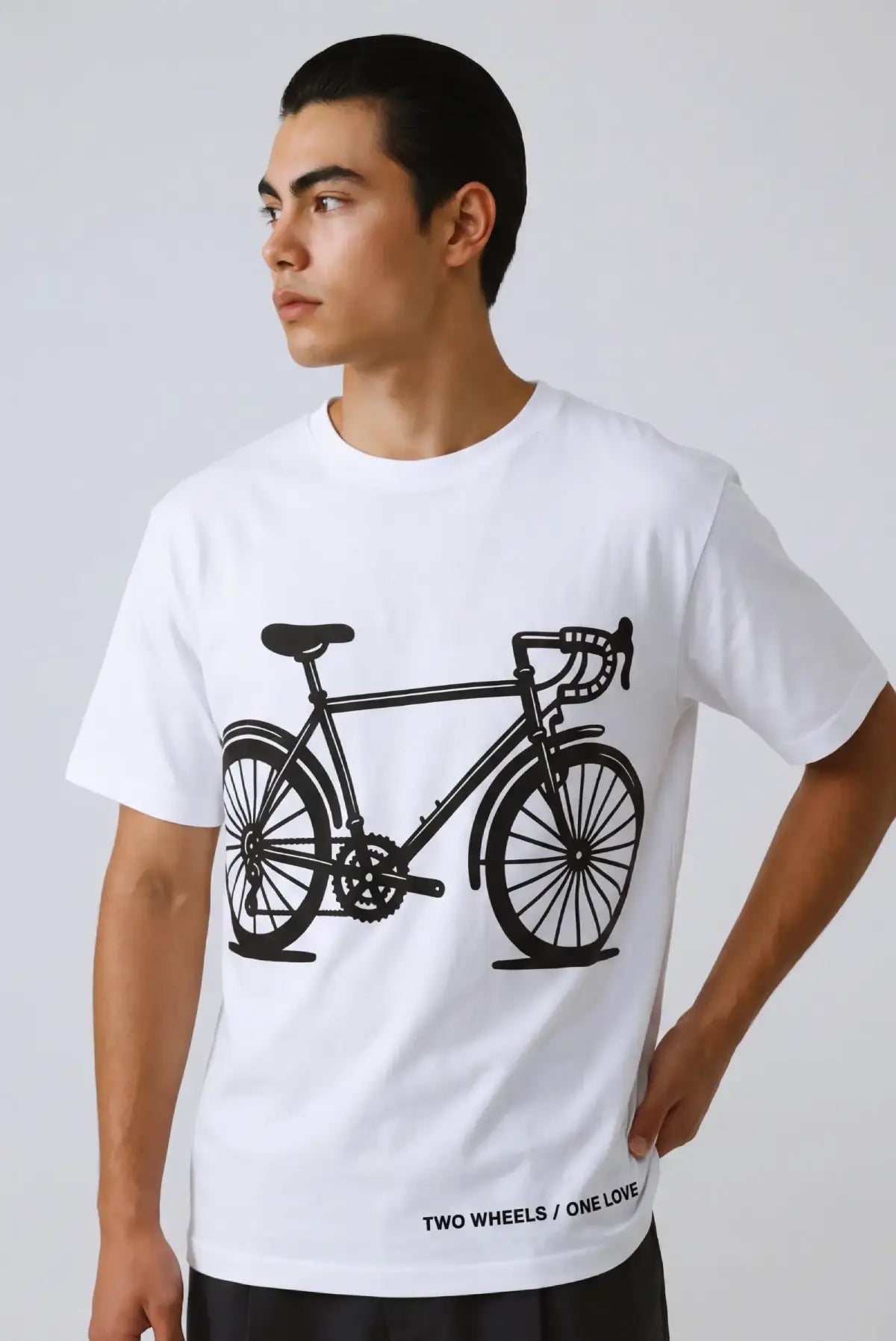 Two Wheels regular tee unisex Dopamyn estampado bicicleta con vista frontal