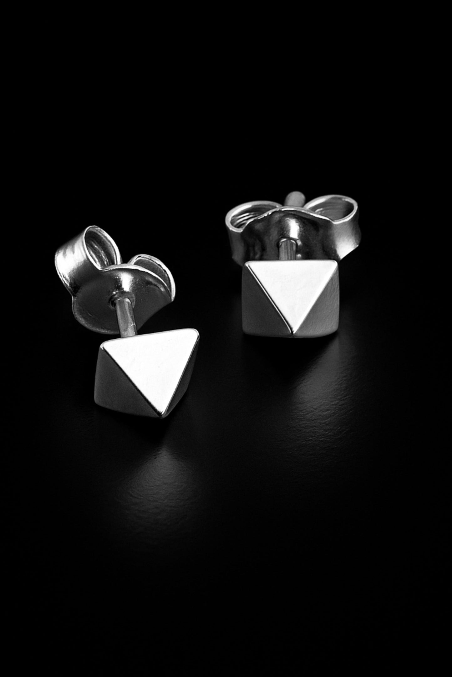 Aretes unisex Pyramid en plata esterlina, diseño geométrico hecho a mano con empaque bordado artesanal – DOPAMYN