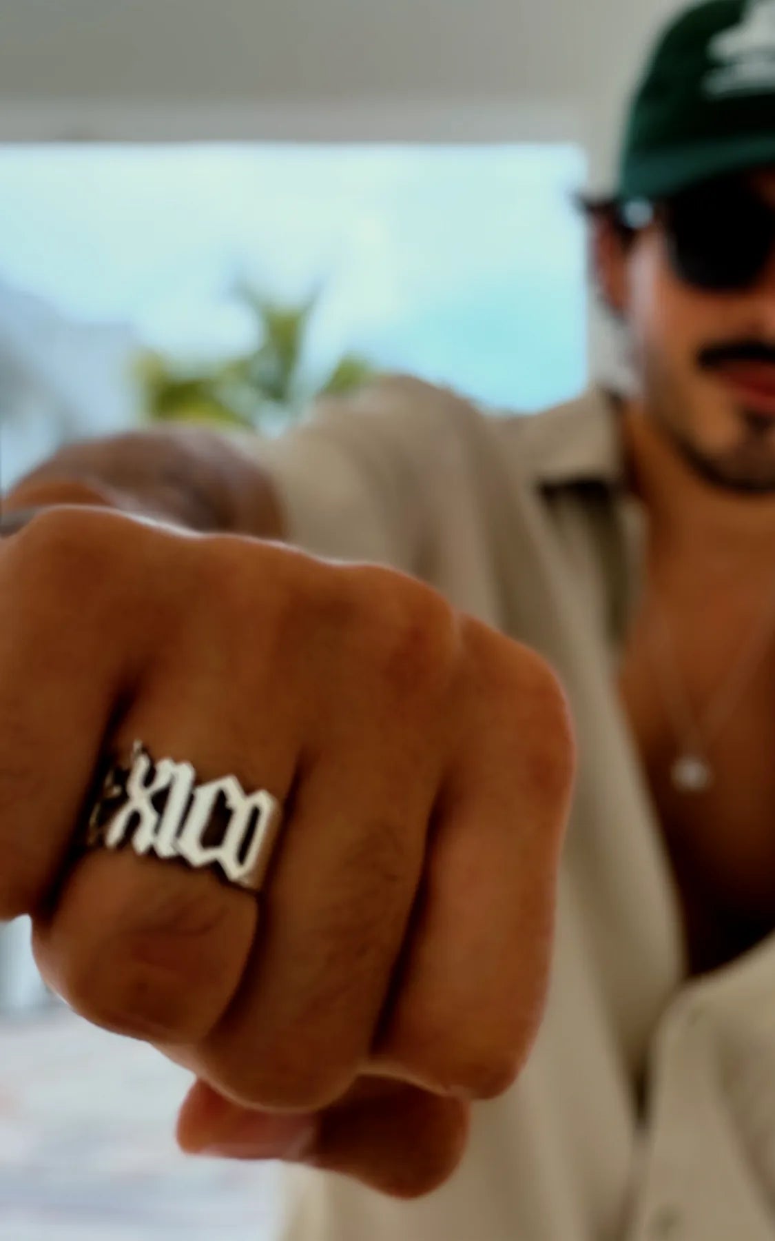Puño con anillo México de plata .950 DPMN★ frente al mar