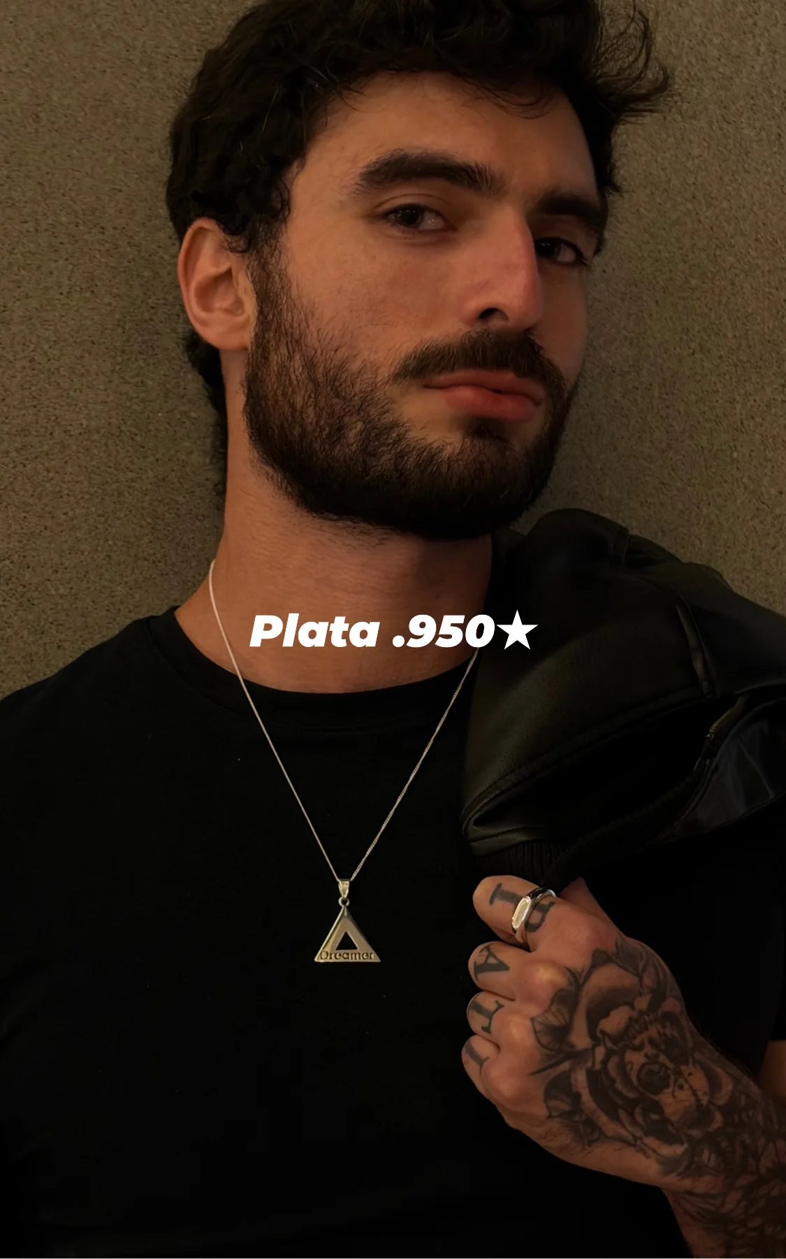 Hombre con collar Dreamer de plata .950 DPMN★ y chamarra de piel