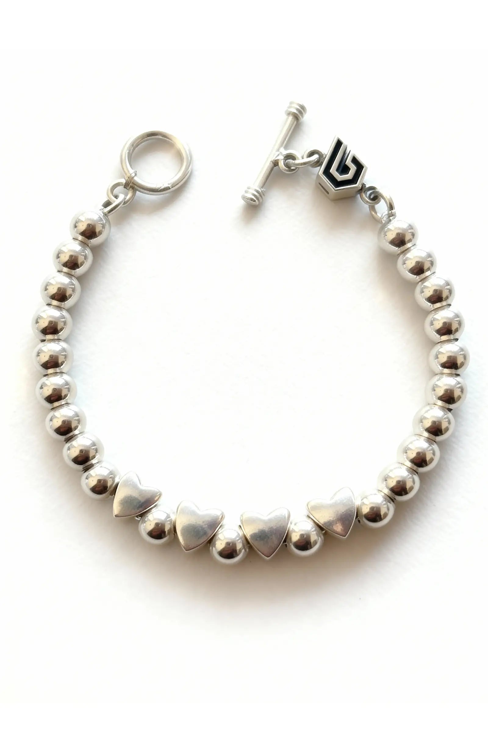 Pulsera unisex de corazones y perlas en plata esterlina hecha a mano. Joyería minimalista de Dopamyn