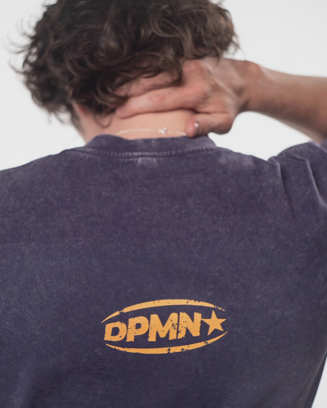 Video de playera streetwear DPMN★ con logo estampado en la espalda