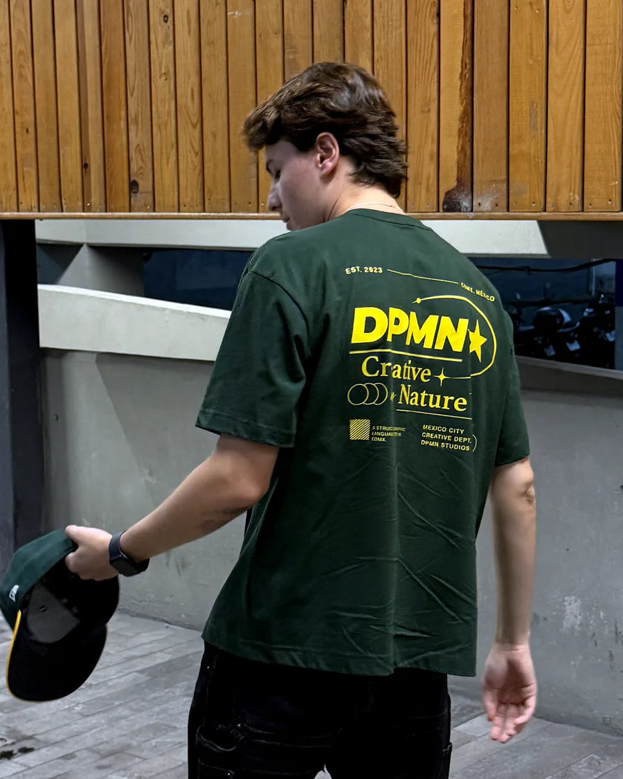 Signature DPMN Oversized Tee Dark Green en la calle, estilo DPMN★