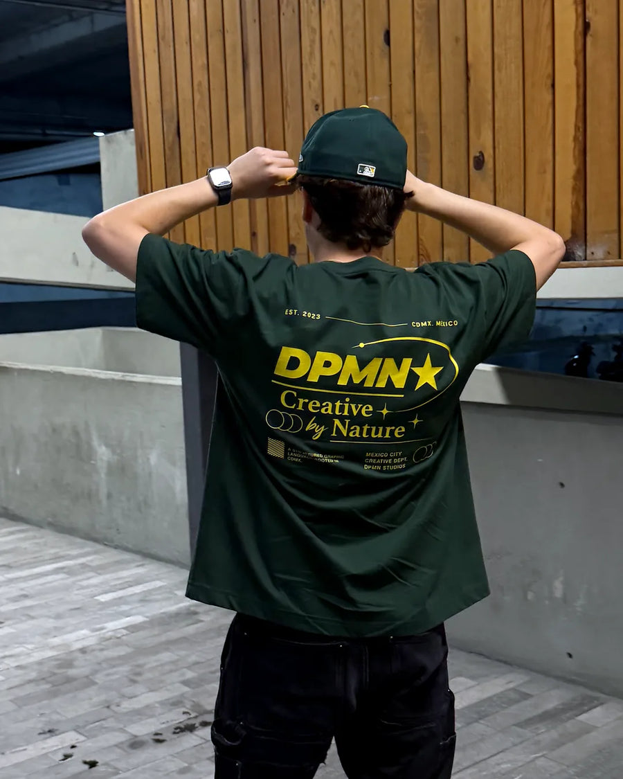 Signature DPMN Oversized Tee Dark Green en la calle, estilo DPMN★