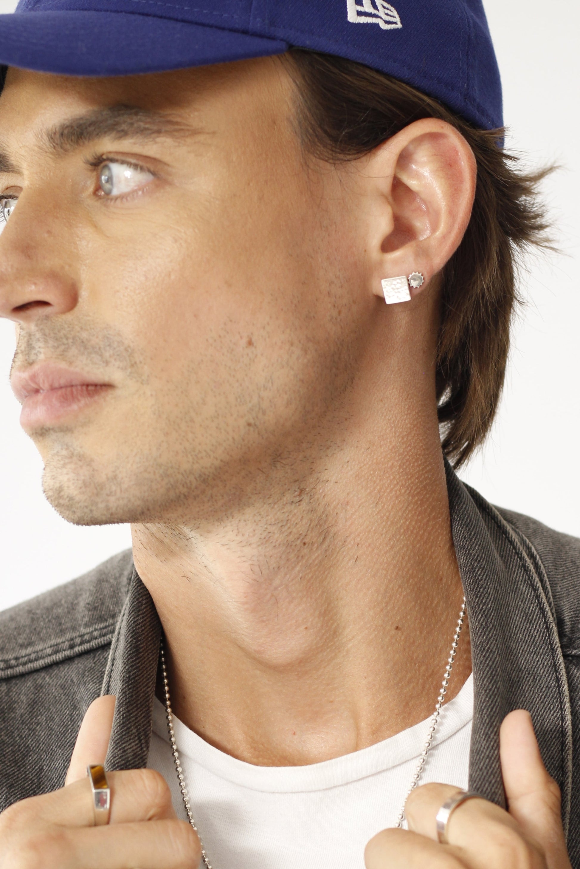 Aretes unisex Sun Sun en plata esterlina, diseño minimalista hecho a mano con empaque bordado artesanal – DOPAMYN
